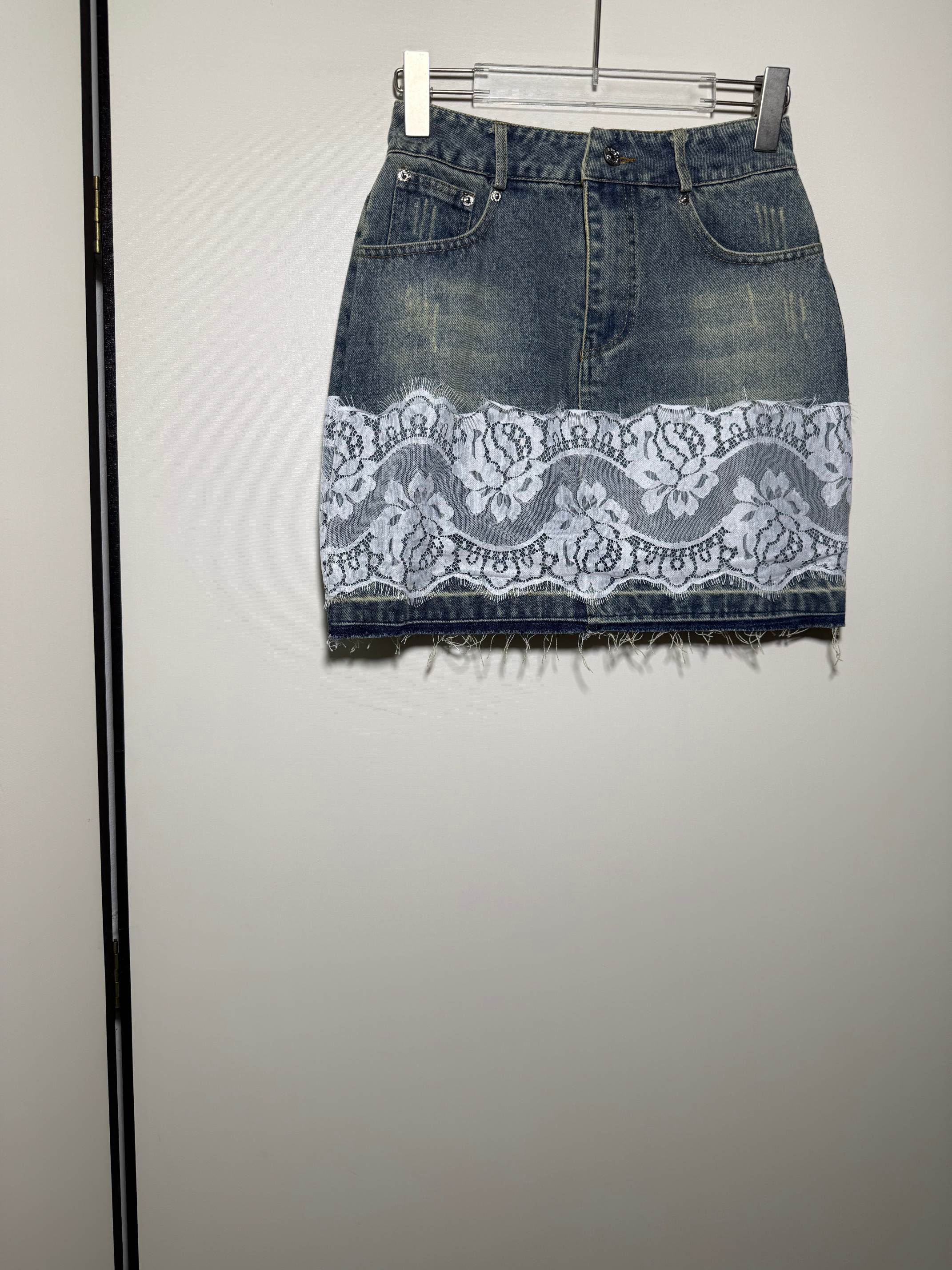 NO:825860,D*G D*Gabbana women's new lace splicing retro distressed mustache skirt high waist hip short skirt denim skirt.SMLXL, Dolce&Gabbana-clothing, Dolce&Gabbana, skirts,19860909D*G 杜*嘉 女士新款蕾丝边拼接复古做旧流须裙摆高腰包臀短裙牛仔半裙.SMLXL,杜嘉班纳-服装,Dolce&Gabbana,skirts,,Women's clothing