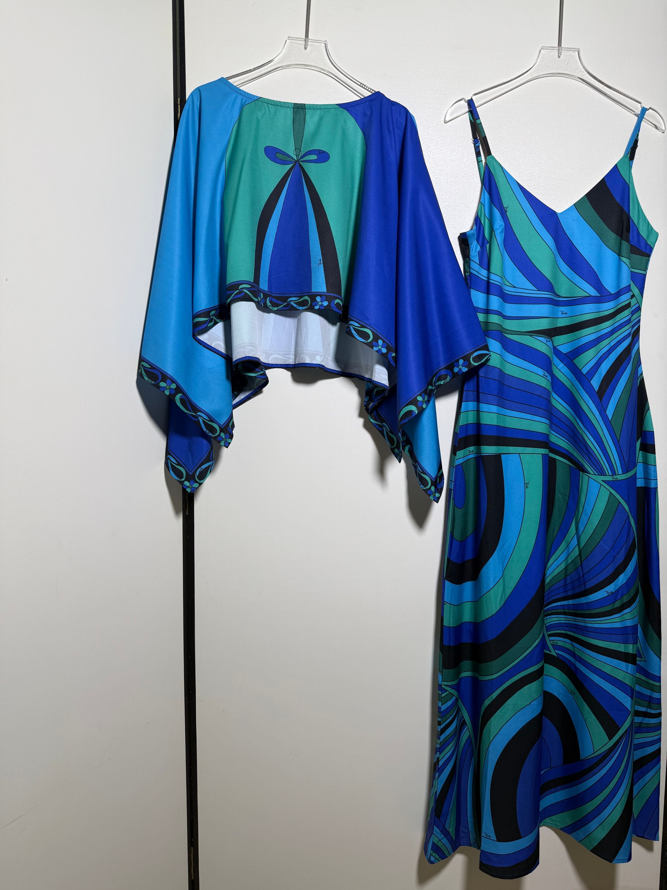 NO:841698,Suit new multi-color geometric swirl print Batman cape top suspender dress suit two-piece set.SMLXL,,skirts,19860909套装新款多色几何漩涡印花蝙蝠侠斗篷上衣吊带连衣裙 套装两件套.SMLXL,,skirts,,Women's clothing