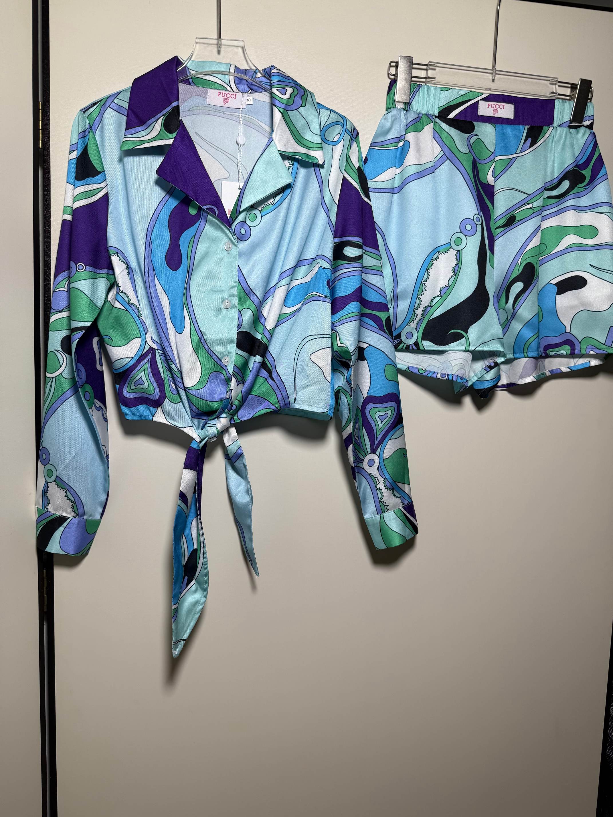NO:841702,Set of new multi-color geometric swirl printed lapel long-sleeved tie shirt casual shorts suit two-piece set.SMLXL,,shorts,19860909套装新款多色几何漩涡印花翻领长袖系结衬衣休闲短裤 套装两件套.SMLXL,,shorts,,Women's clothing