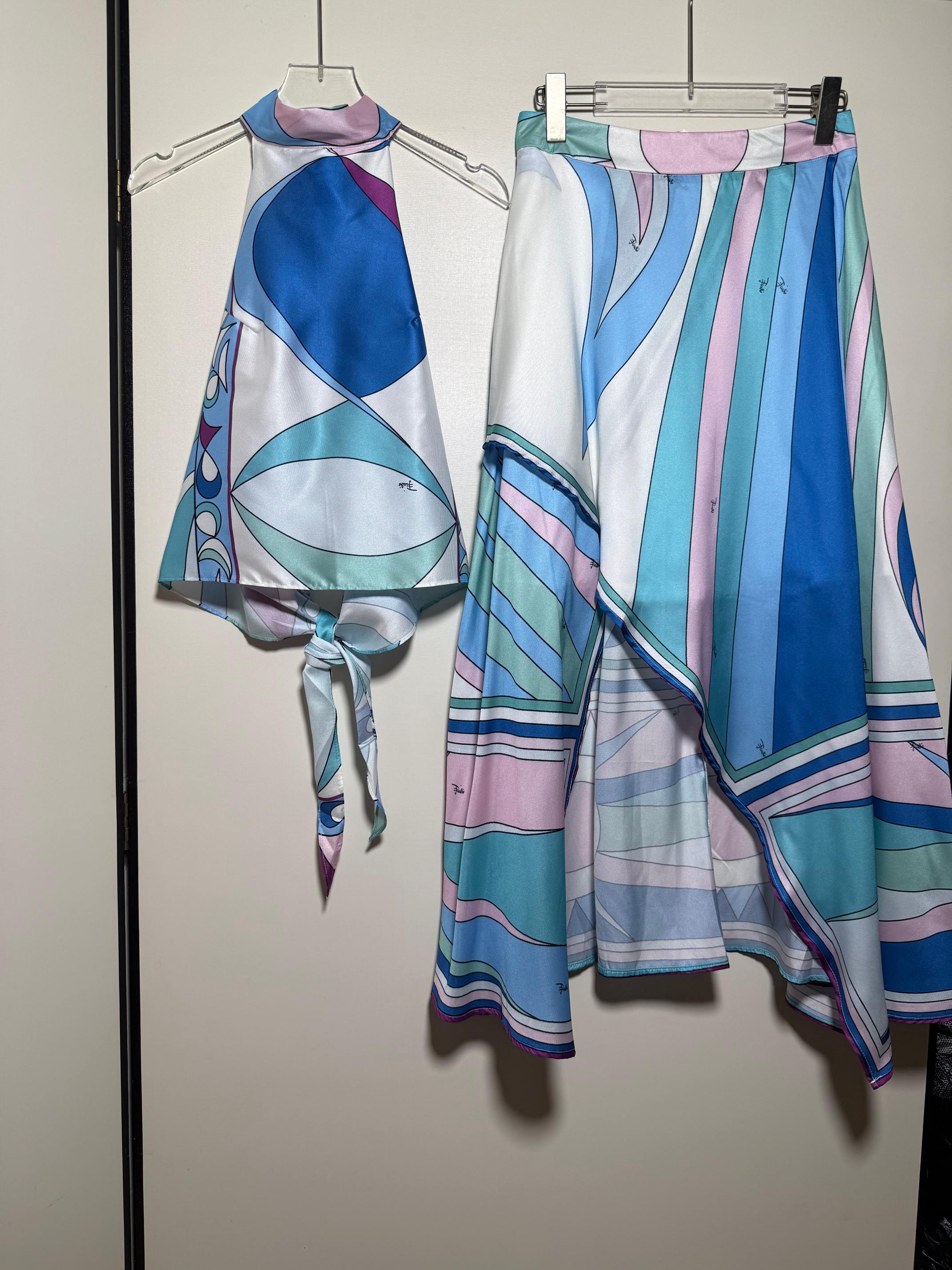 NO:841707,Suit new multi-color geometric swirl printed silk scarf-style strap bow backless top slit high waist skirt suit two-piece set.SMLXL,,skirts,19860909套装新款多色几何漩涡印花丝巾式绑带蝴蝶结露背上衣开衩高腰半裙 套装两件套.SMLXL,,skirts,,Women's clothing
