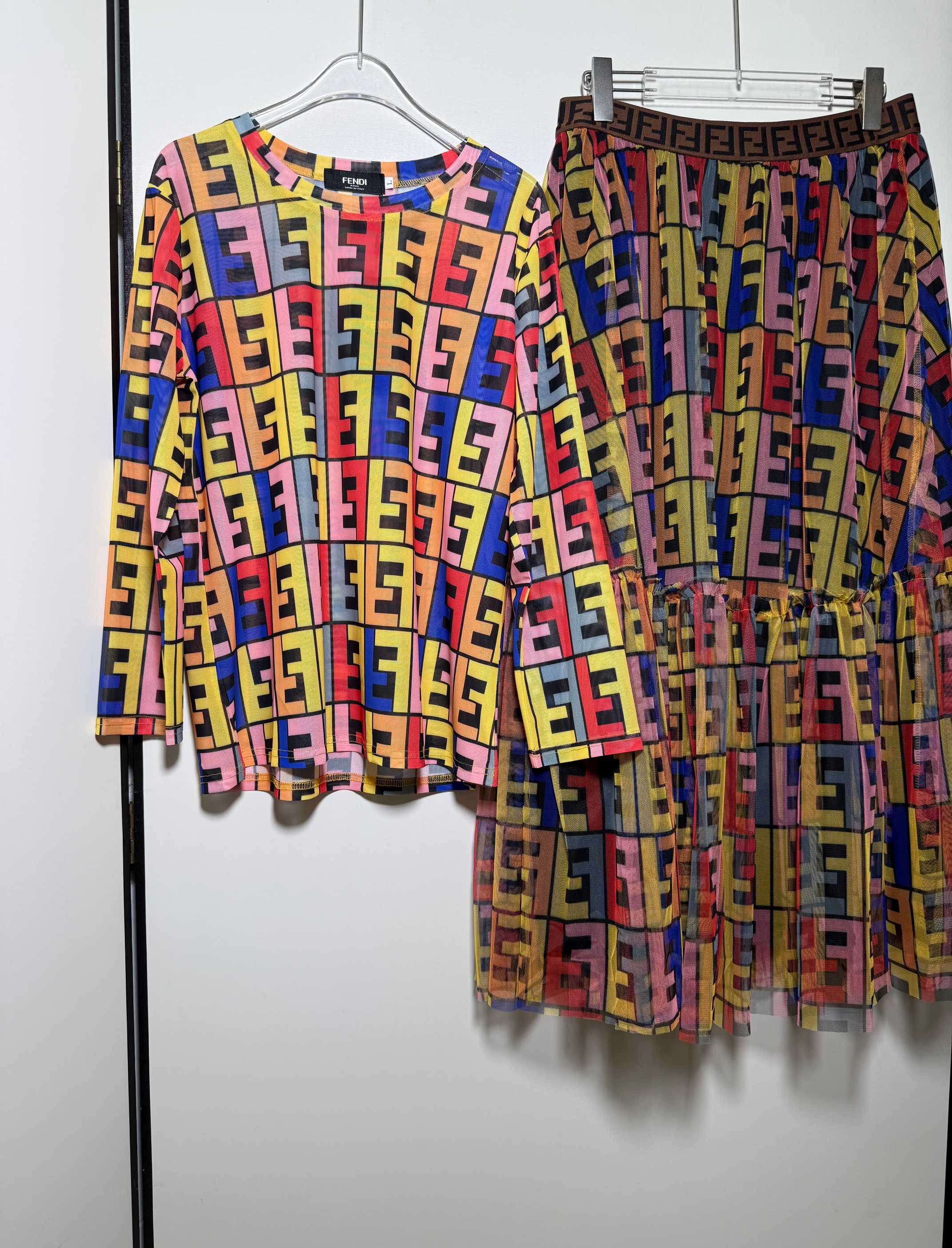 NO:825854,Suit FEN* D* Fen*di new all-over printed long-sleeved elastic mesh bottoming shirt T-shirt + multi-layer mesh pleated skirt two-piece set. Exclusive hot-selling recommended super popular sizes: SMLXL, Fendi-clothing, fendi, fendi, skirts, tees, t-shirt,19860909套装FEN* D*芬*迪 新款满印彩色印花长袖弹力网纱打底衫T恤＋多层网纱百褶裙 两件套.独家爆款推荐超级大爆款尺码:SMLXL,芬迪-服装,fendi,fendi,skirts,tees，t-shirt,,Women's clothing