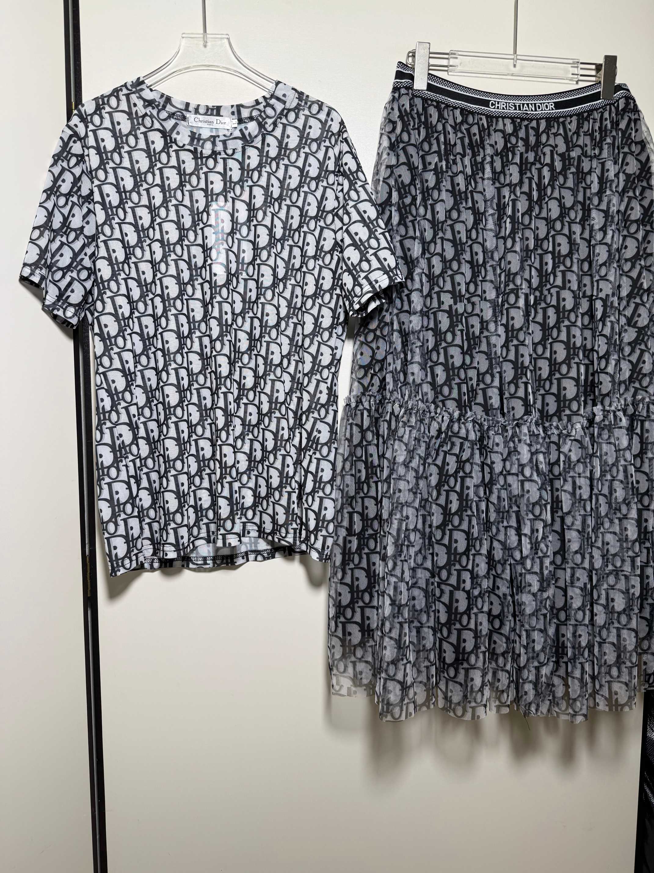 NO:825848,Set New all-over letter printed short-sleeved stretch mesh bottoming shirt T-shirt + multi-layered mesh pleated skirt two-piece set. Exclusive hot items recommended super popular sizes: SMLXL, Dior-clothing, dior, skirts, T-shirt, tees, t-shirt,19860909套装 新款满印字母印花短袖弹力网纱打底衫T恤＋多层网纱百褶裙 两件套.独家爆款推荐超级大爆款尺码:SMLXL,迪奥-服装,dior,skirts,T-shirt,tees，t-shirt,,Women's clothing