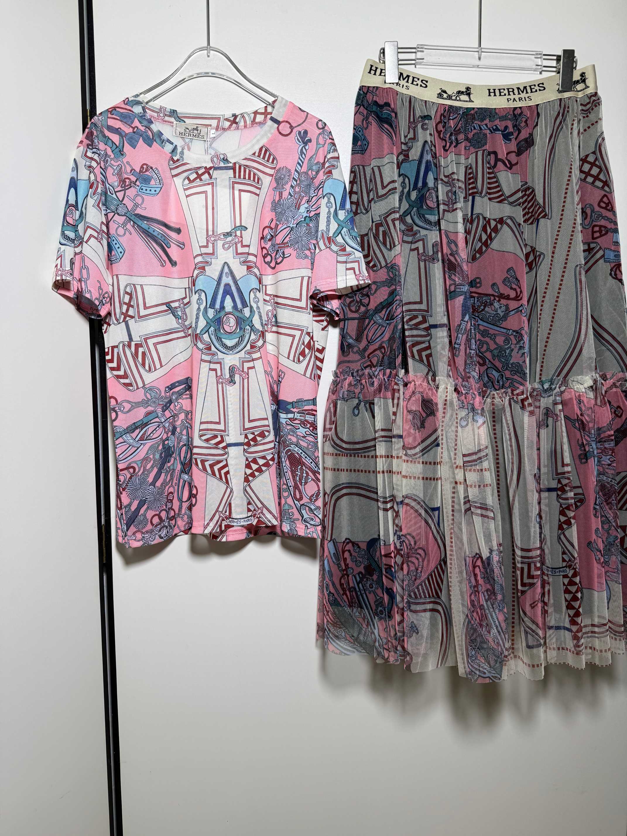 NO:825842,Suit New color printed short-sleeved stretch mesh bottoming shirt T-shirt + multi-layer mesh pleated skirt two-piece set. Exclusive hot-selling recommended super popular sizes: SMLXL, Dolce & Gabbana-clothing, Dolce&Gabbana, skirts, T-shirt, tees, t-shirt,19860909套装 新款彩色印花短袖弹力网纱打底衫T恤＋多层网纱百褶裙 两件套.独家爆款推荐超级大爆款尺码:SMLXL,杜嘉班纳-服装,Dolce&Gabbana,skirts,T-shirt,tees，t-shirt,,Women's clothing