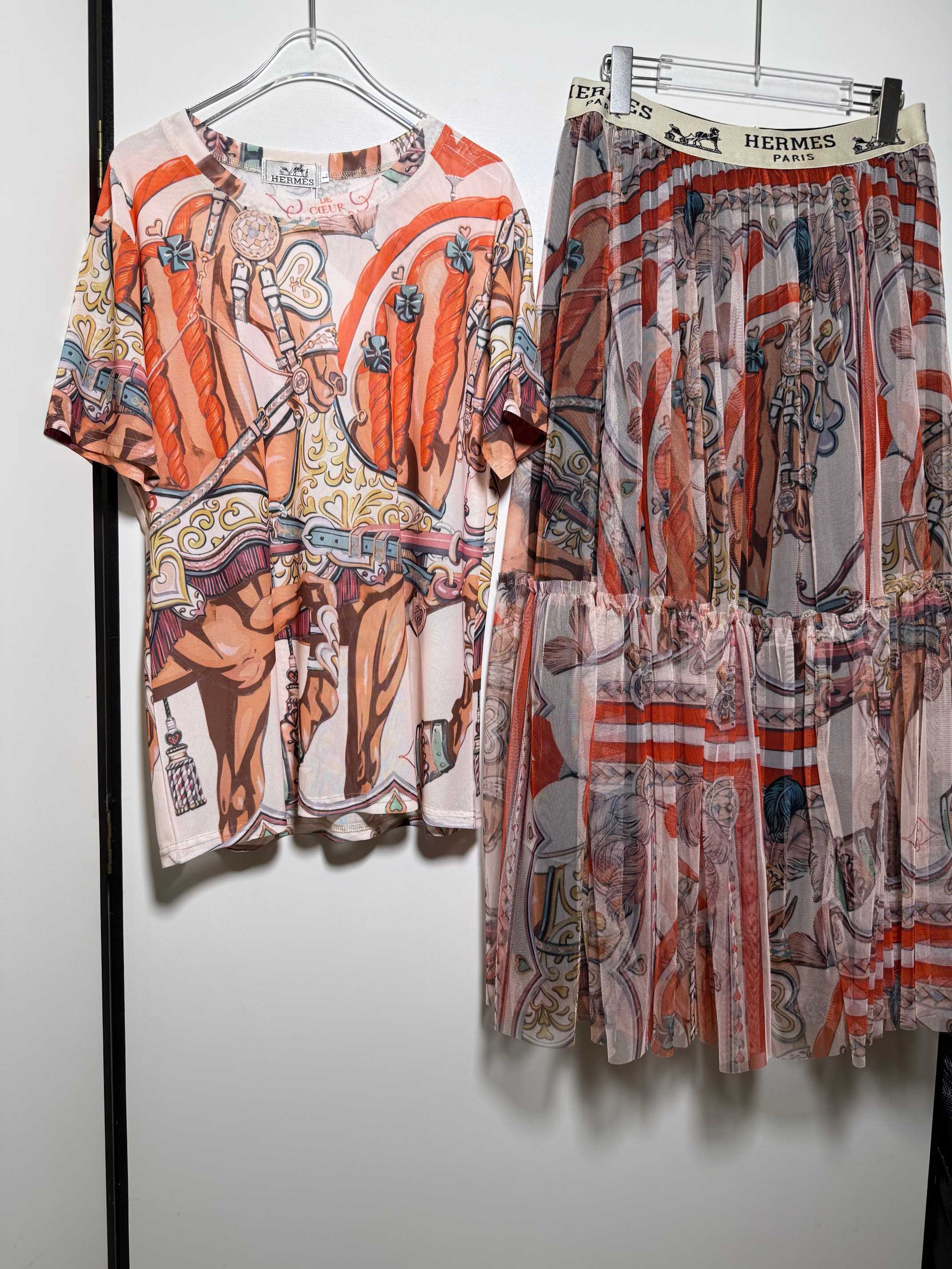 NO:841718,Suit New color printed short-sleeved stretch mesh bottoming shirt T-shirt + multi-layer mesh pleated skirt two-piece set. Exclusive hot-selling recommended super hot-selling sizes: SMLXL,,skirts,T-shirt,tees,t-shirt,19860909套装 新款彩色印花短袖弹力网纱打底衫T恤＋多层网纱百褶裙 两件套.独家爆款推荐超级大爆款尺码:SMLXL,,skirts,T-shirt,tees，t-shirt,,Women's clothing