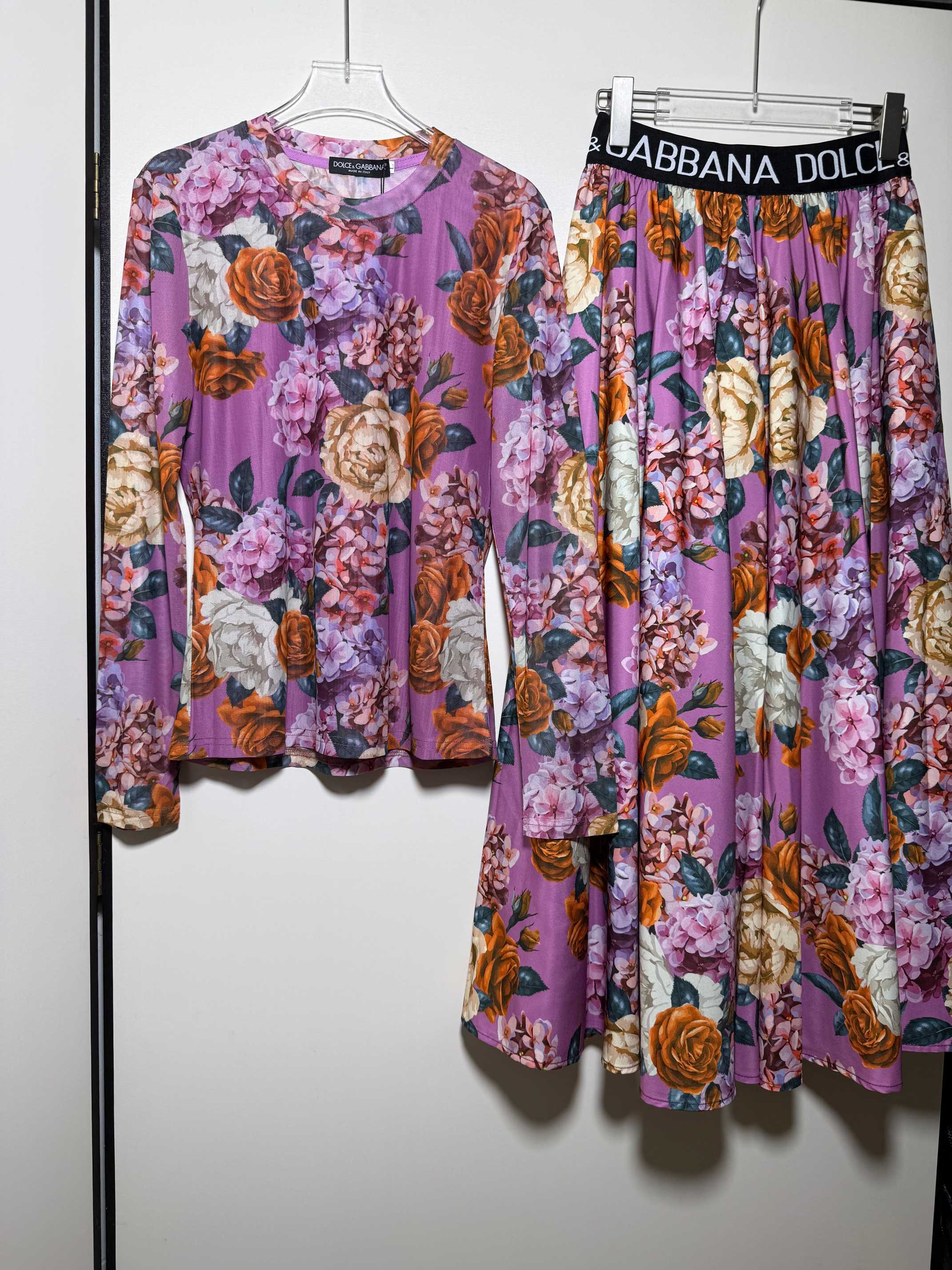 NO:825836,Suit D*G Du*jia New Monet Garden Peony Rose Printed Long-Sleeved Stretch Mesh Bottoming T-shirt + Printed Pleated Skirt Two-piece Set. Exclusive hot items recommended super popular sizes: SMLXL, Dolce & Gabbana-clothing, Dolce&Gabbana, skirts, tees, t-shirt,19860909套装D*G杜*嘉 新款莫奈花园牡丹玫瑰花印花长袖弹力网纱打底衫T恤＋印花百褶裙 两件套.独家爆款推荐超级大爆款尺码:SMLXL,杜嘉班纳-服装,Dolce&Gabbana,skirts,tees，t-shirt,,Women's clothing
