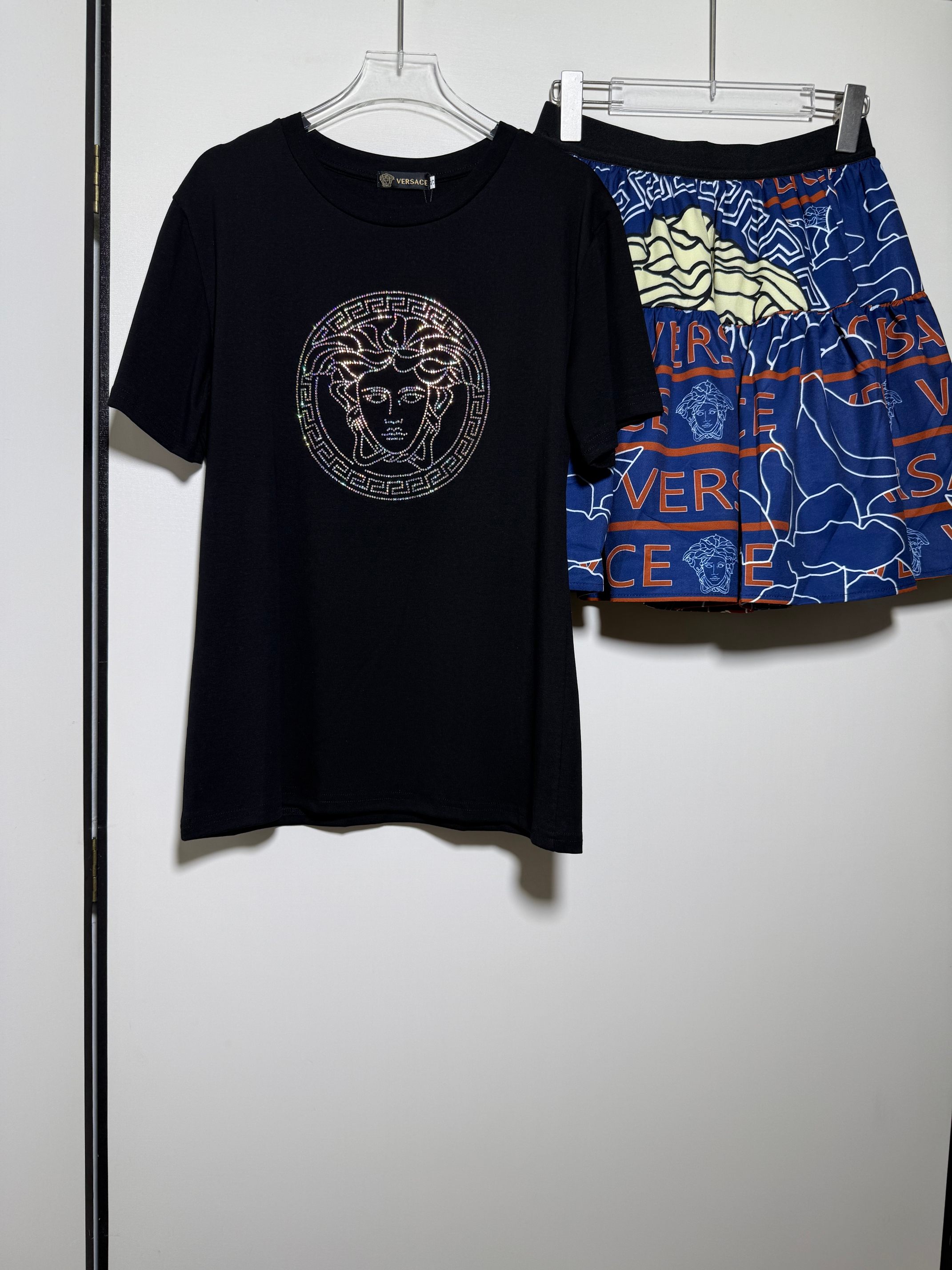 NO:844789,Suit VERSA*fan*zhe, classic, fashionable and versatile hot diamond Medusa head pattern, round neck, short sleeves, casual loose T-shirt, elastic waist skirt, two-piece suit. SMLXL,,versace,skirts,T-shirt,tees,t-shirt,19860909套装VERSA*范*哲 经典时髦百搭烫钻美杜莎头像图案圆领短袖休闲宽松T恤松紧腰半身裙 套装两件套.SMLXL,,versace,skirts,T-shirt,tees，t-shirt,,Women's clothing