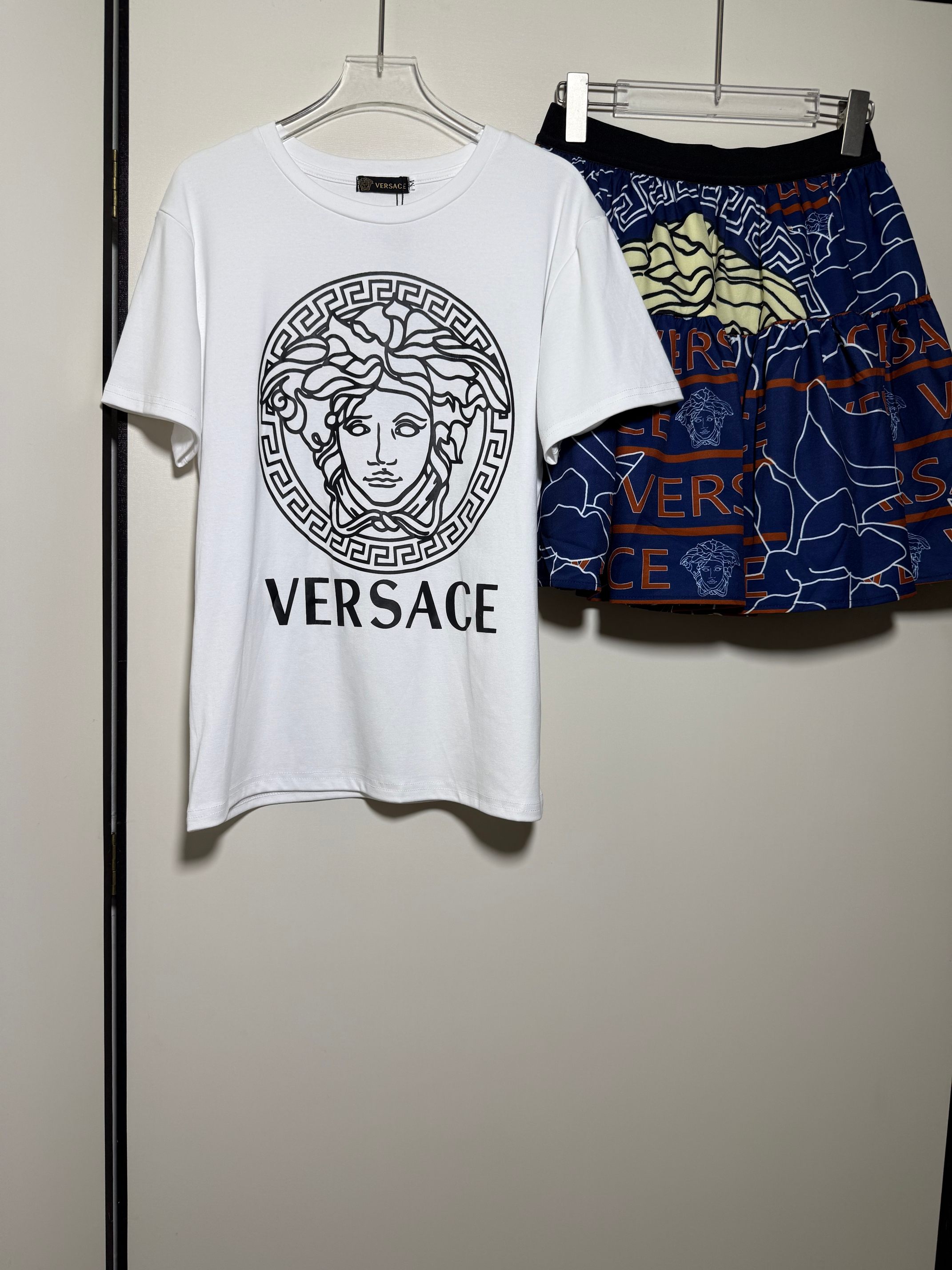 NO:844796,Suit VERSA*fan*zhe Classic, fashionable and versatile Medusa head pattern printed round neck short-sleeved casual loose T-shirt elastic waist skirt suit two-piece set.SMLXL,,versace,skirts,T-shirt,tees,t-shirt,19860909套装VERSA*范*哲 经典时髦百搭美杜莎头像图案印花圆领短袖休闲宽松T恤松紧腰半身裙 套装两件套.SMLXL,,versace,skirts,T-shirt,tees，t-shirt,,Women's clothing