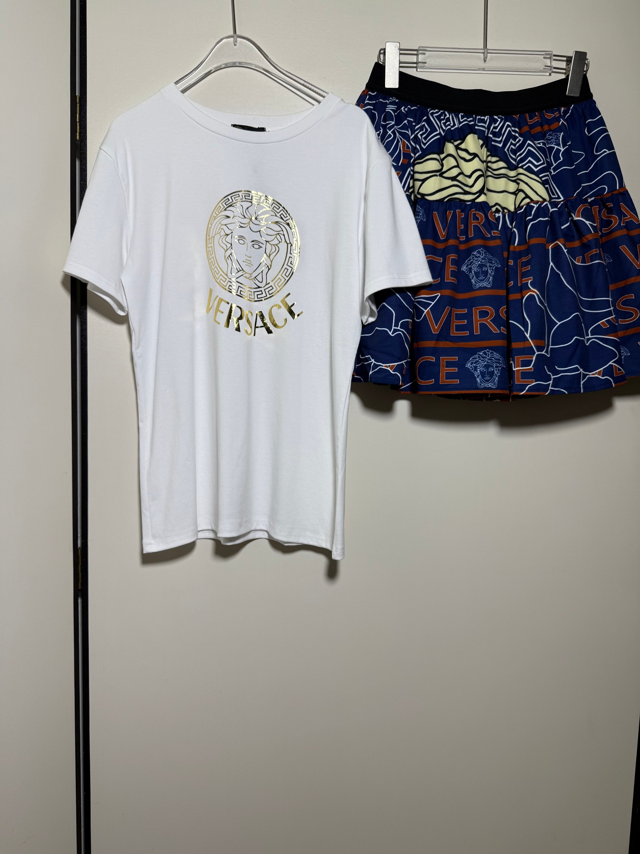 NO:844802,Suit VERSA*fan*zhe Classic, fashionable and versatile hot stamping Medusa head pattern printed round neck short-sleeved casual loose T-shirt elastic waist skirt suit two-piece set.SMLXL,,versace,skirts,T-shirt,tees,t-shirt,19860909套装VERSA*范*哲 经典时髦百搭烫金美杜莎头像图案印花圆领短袖休闲宽松T恤松紧腰半身裙 套装两件套.SMLXL,,versace,skirts,T-shirt,tees，t-shirt,,Women's clothing