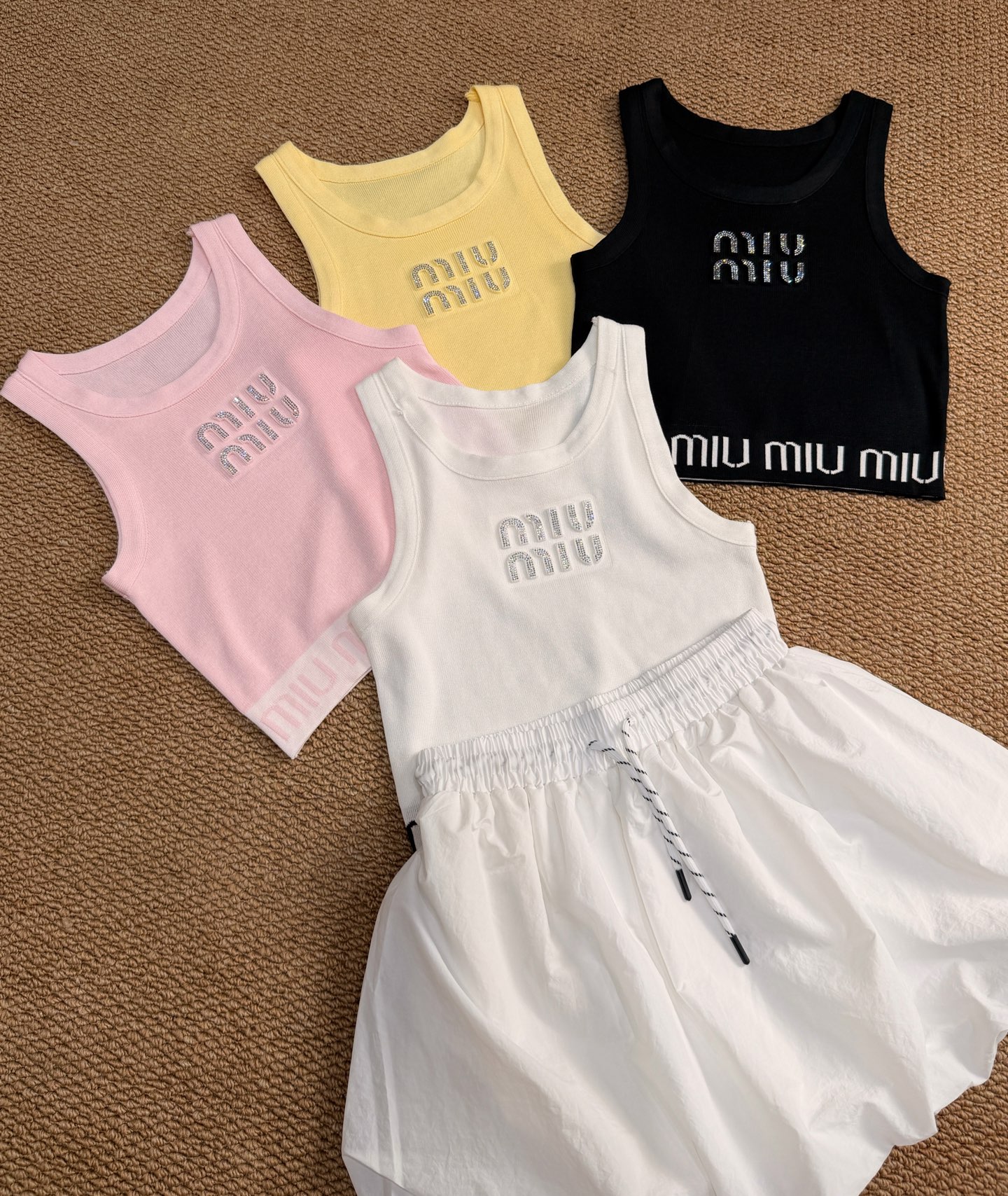 NO:861917,Suit MIUMI* embossed letters high temperature hot diamond vest flower bud skirt suit ~~ age-reducing and high-end SML,,miumiu,skirts,19860909套装MIUMI*压花字母高温烫钻背心花苞短裙套装～～减龄又高级SML,,miumiu,skirts,,Women's clothing