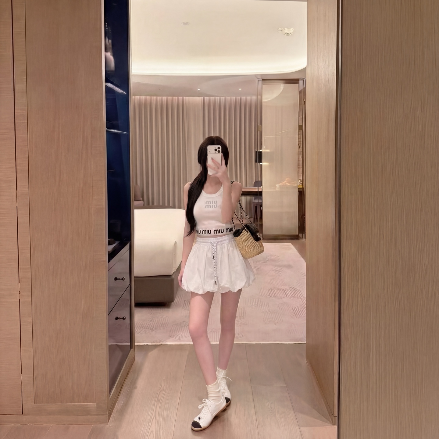 NO:861928,Suit MIUMI* embossed letters high temperature hot diamond vest flower bud skirt suit ~~ age-reducing and high-end SML,,miumiu,skirts,19860909套装MIUMI*压花字母高温烫钻背心花苞短裙套装～～减龄又高级SML,,miumiu,skirts,,Women's clothing