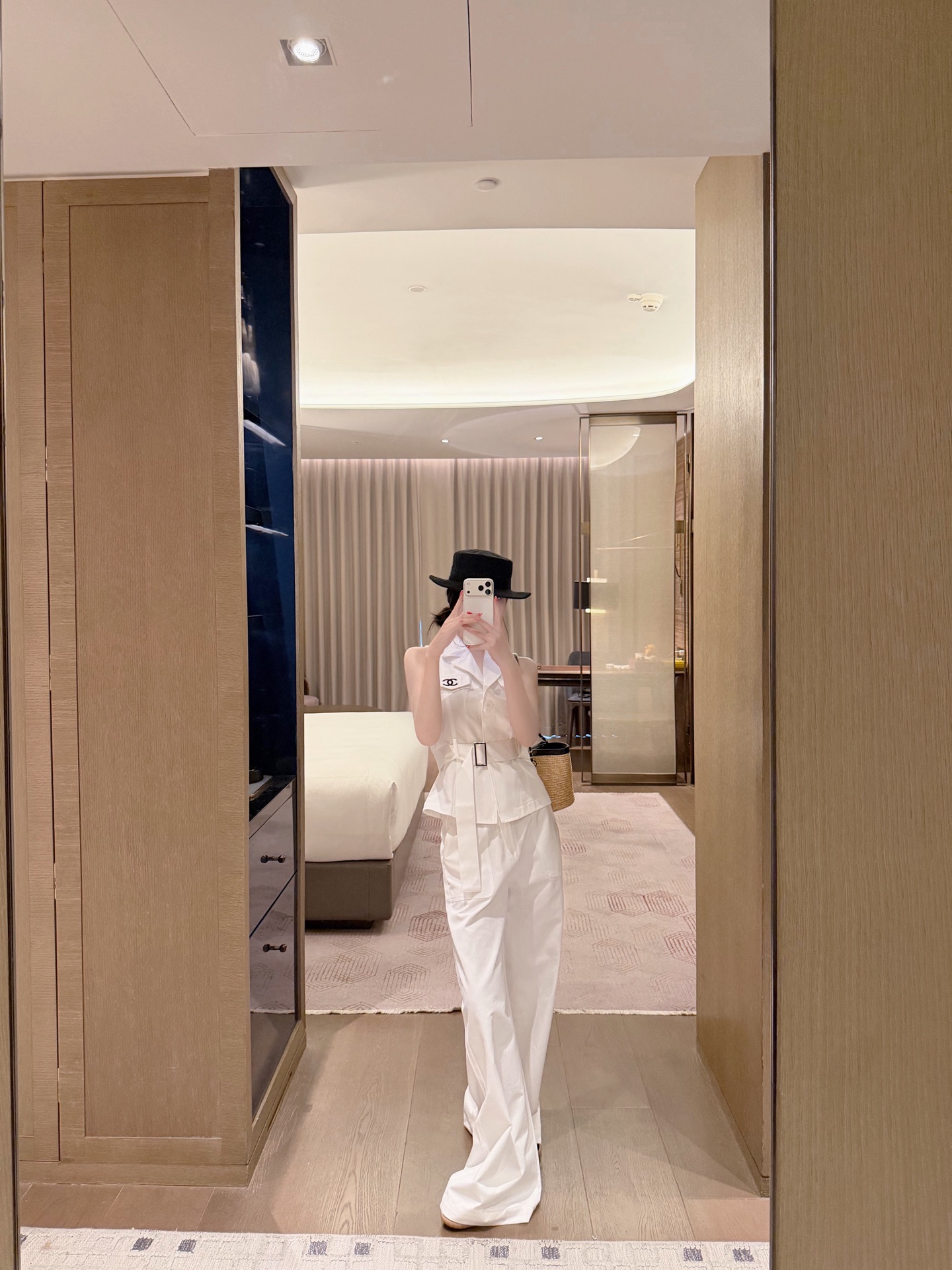 NO:867498,Suit Xiaoxiang medieval embroidered waist slim vest straight trousers suit.SML,,19860909套装小香中古刺绣收腰显瘦背心直筒长裤套装.SML,,,Women's clothing