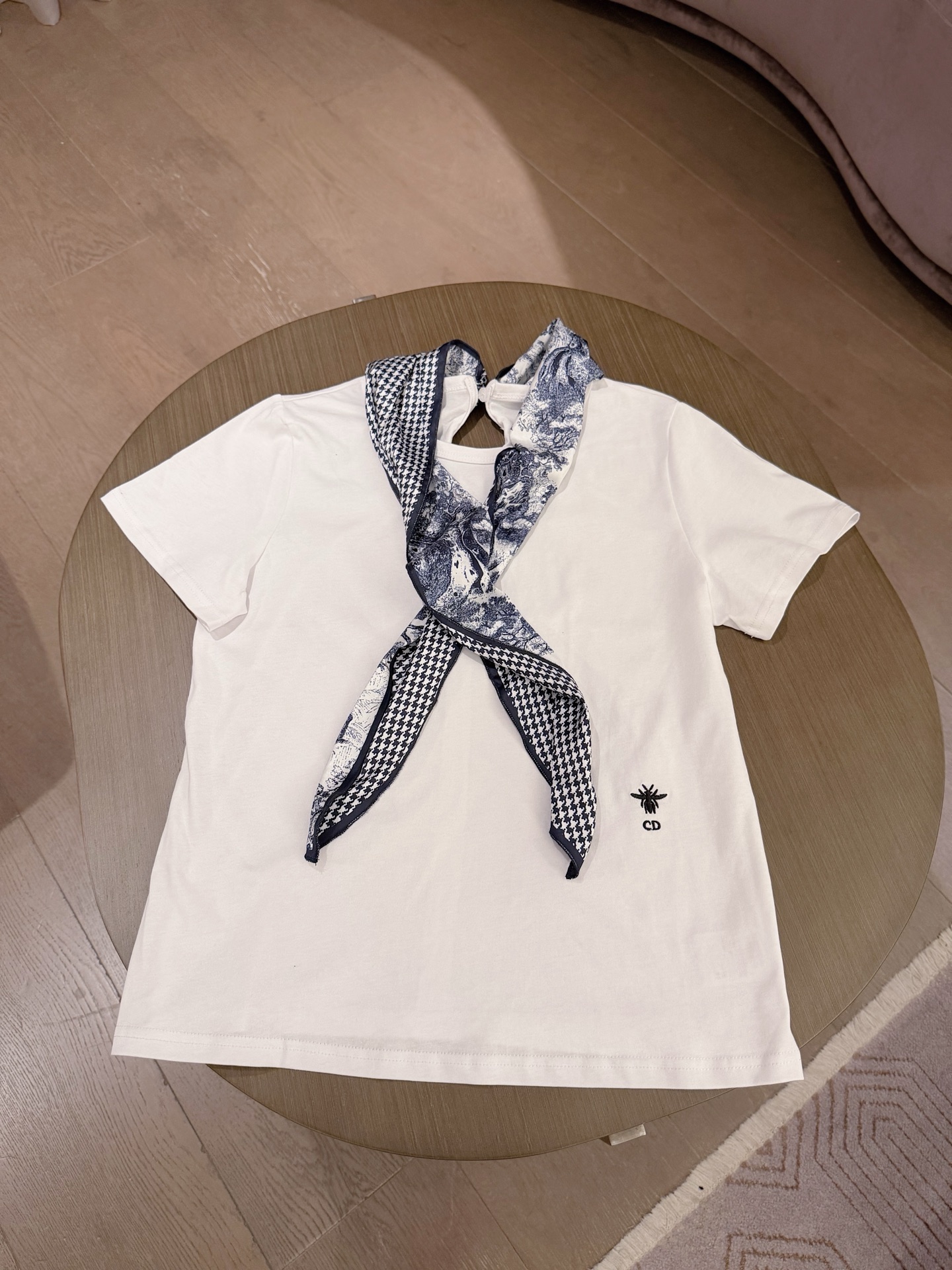 NO:867509,Suit DIO* exquisite embroidered little bee print zoo streamer short-sleeved zoo print skirt suit.SML,,dior,skirts,T-shirt,19860909套装DIO*精致刺绣小蜜蜂印花动物园飘带短袖动物园印花半身裙套装.SML,,dior,skirts,T-shirt,,Women's clothing