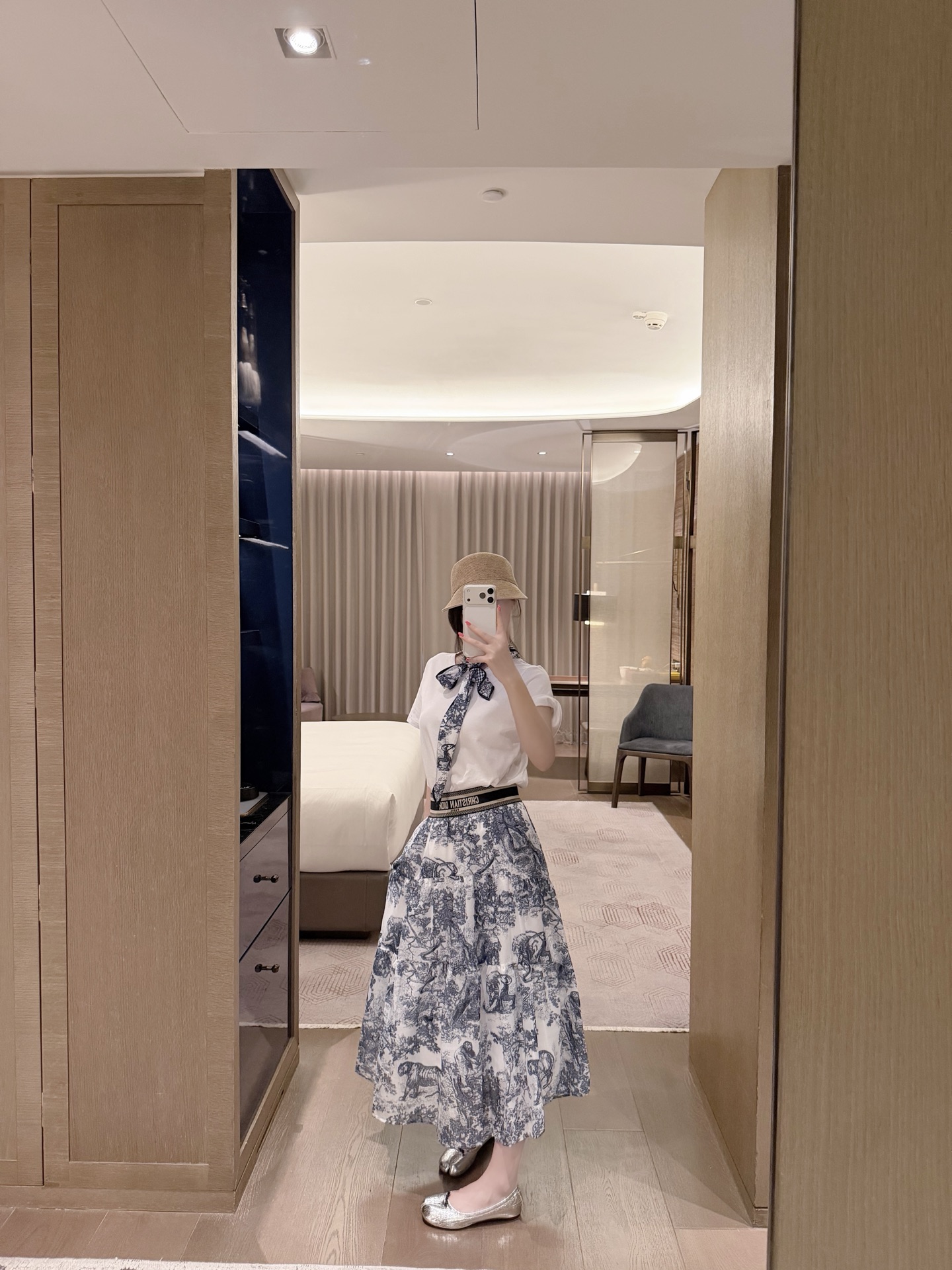 NO:867520,Suit DIO* exquisite embroidered little bee print zoo streamer short-sleeved zoo print skirt suit.SML,,dior,skirts,T-shirt,19860909套装DIO*精致刺绣小蜜蜂印花动物园飘带短袖动物园印花半身裙套装.SML,,dior,skirts,T-shirt,,Women's clothing