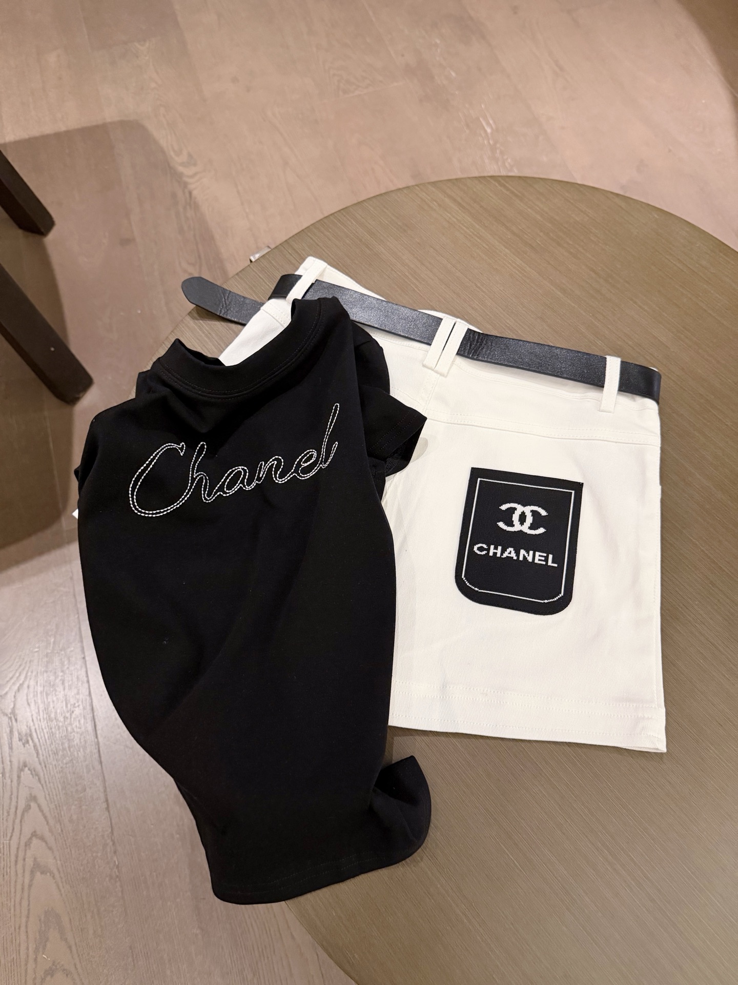 NO:867460,T-shirt shorts exquisite embroidery slimming short-sleeved T custom LOGO letter pocket shorts (with belt) suit.SML,,shorts,T-shirt,tees,t-shirt,19860909T恤 短裤 精致刺绣显瘦短袖T定制LOGO字母口袋短裤（配腰带）套装.SML,,shorts,T-shirt,tees，t-shirt,,Women's clothing