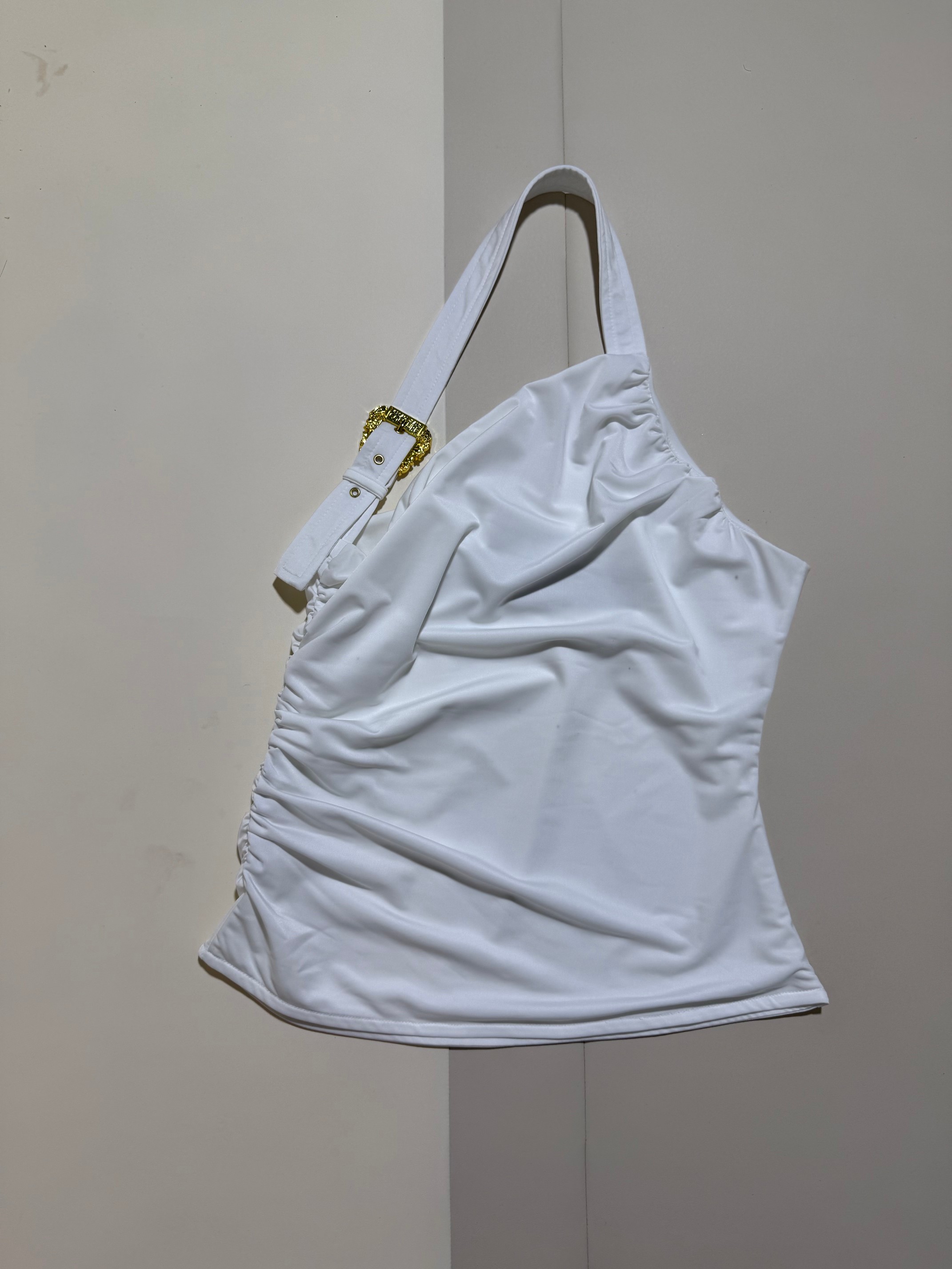 NO:867499,VERSA*C/Versace's popular draped one-shoulder top, sexy backless metal buckle halter top.SMLXL,,versace,versace,19860909VERSA*C/范思哲爆款垂褶单肩上衣性感露背金属扣挂脖背心上衣.SMLXL,,versace,versace,,Women's clothing