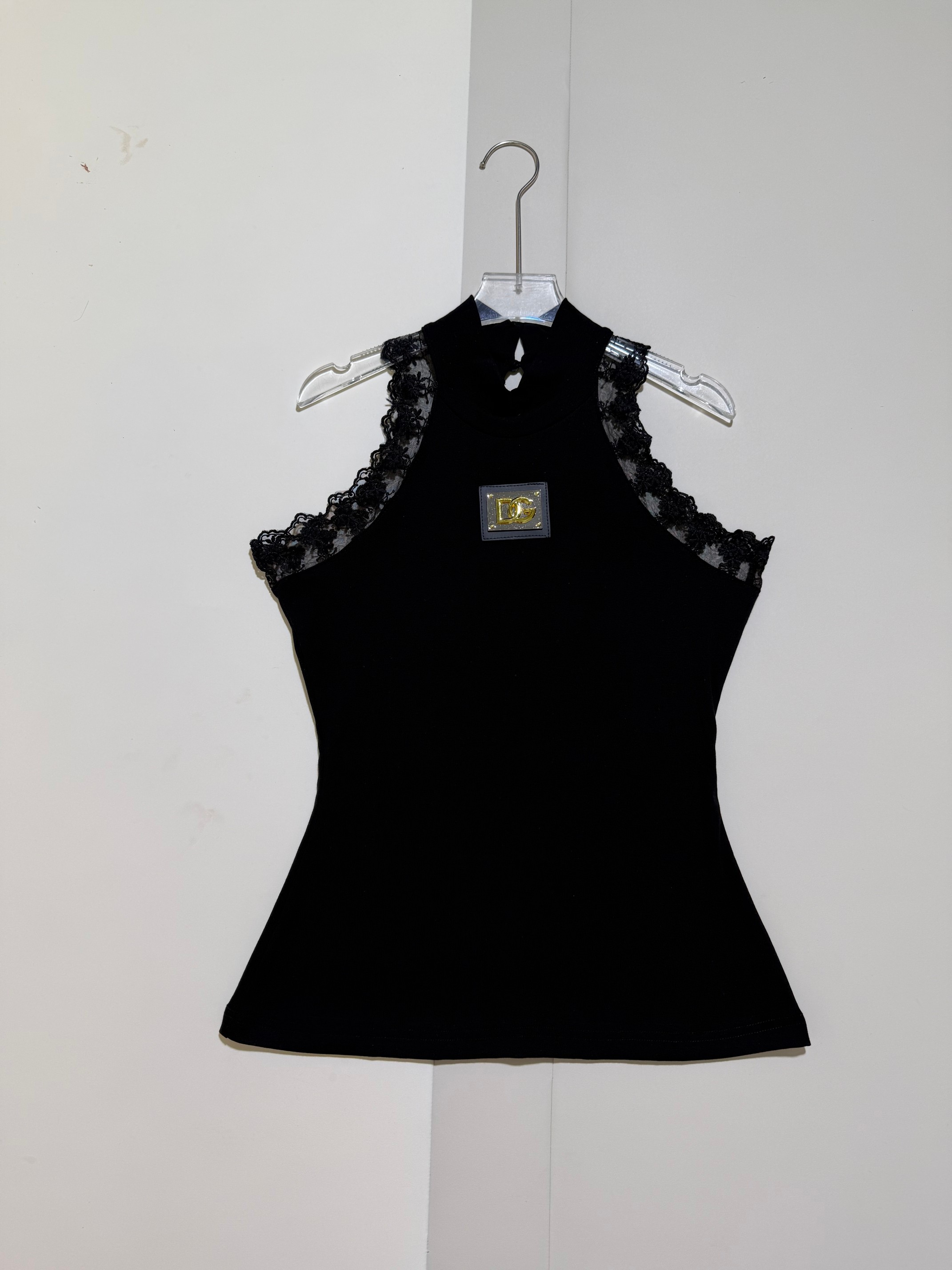 NO:866619,D*G's popular high-end custom hardware logo decoration off-shoulder lace splicing vest niche design fashion retro pure lust hot girl top.SMLXL, Dolce & Gabbana-clothing, Dolce&Gabbana,19860909D*G爆款高级感定制五金徽标装饰露肩蕾丝拼接背心小众设计感时尚穿搭复古纯欲辣妹上衣.SMLXL,杜嘉班纳-服装,Dolce&Gabbana,,Women's clothing