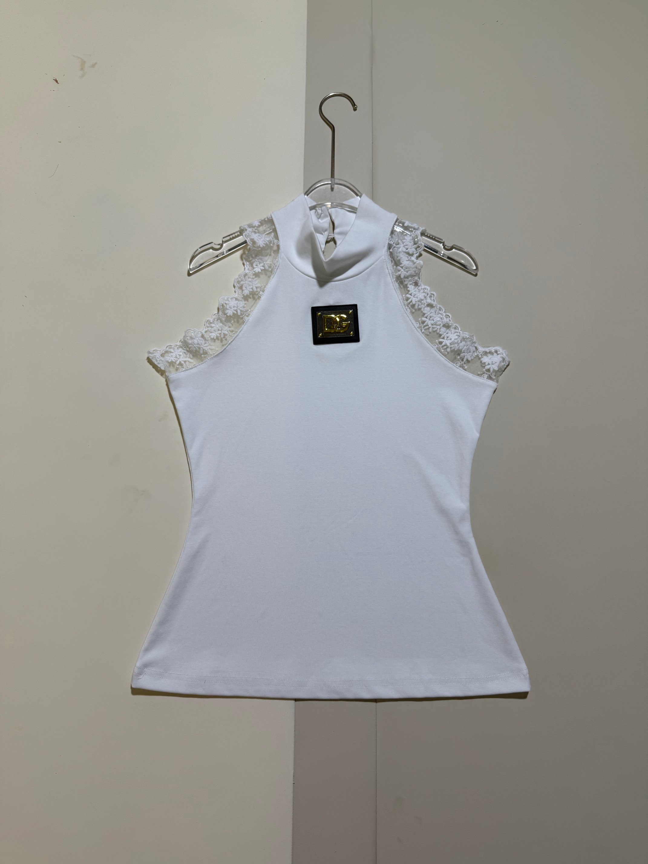NO:867522,D*G's popular high-end customized hardware logo decorated off-shoulder lace splicing vest niche design fashionable retro pure lust hottie top.SMLXL,,19860909D*G爆款高级感定制五金徽标装饰露肩蕾丝拼接背心小众设计感时尚穿搭复古纯欲辣妹上衣.SMLXL,,,Women's clothing