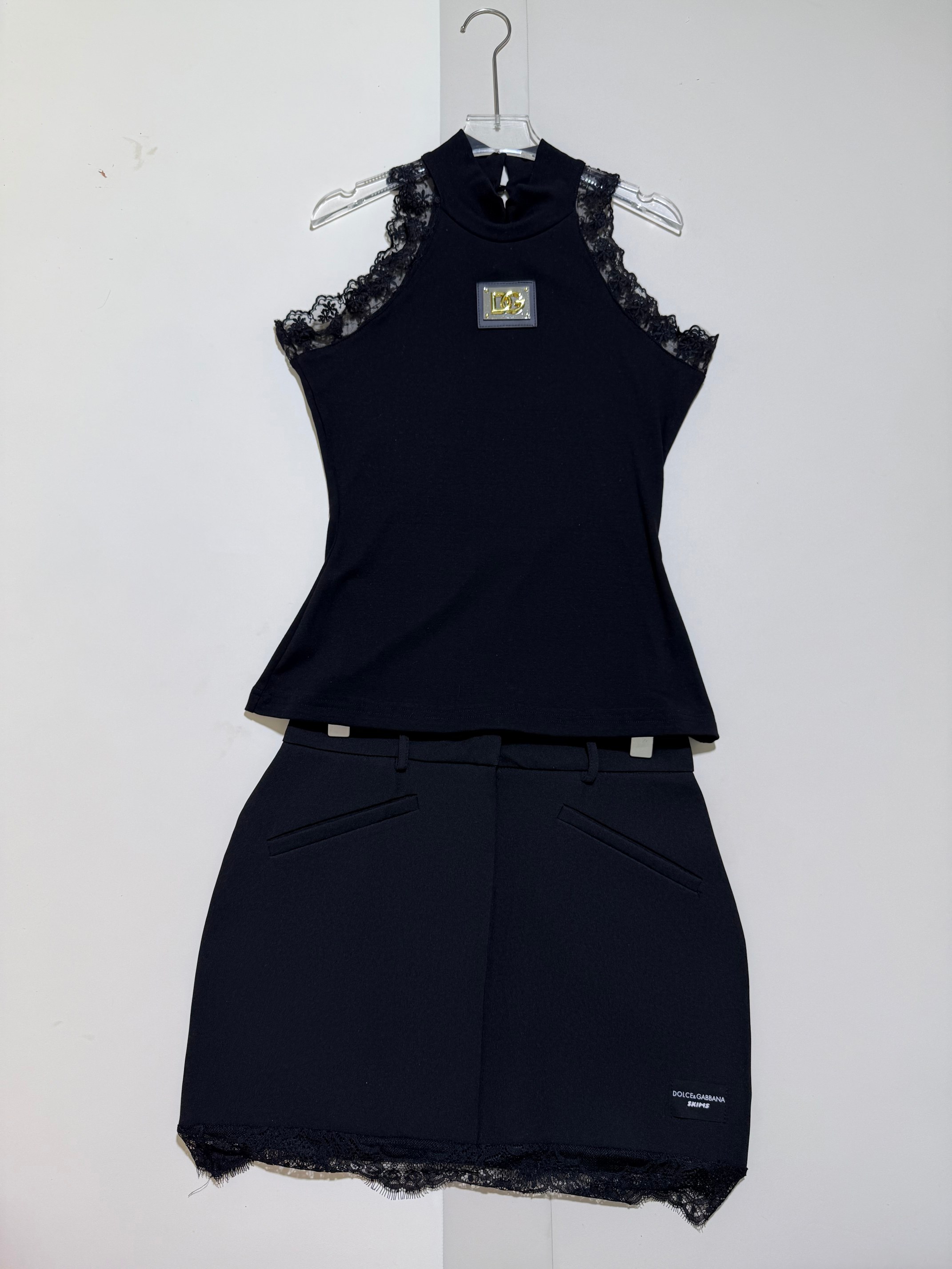 NO:866604,Suit D*G hot style high-end customized hardware logo decoration off-shoulder lace splicing vest niche design fashionable retro pure lust hot girl top high waist skirt suit two-piece set. SMLXL, Dolce & Gabbana-clothing, Dolce&Gabbana, skirts,19860909套装D*G爆款高级感定制五金徽标装饰露肩蕾丝拼接背心小众设计感时尚穿搭复古纯欲辣妹上衣高腰半裙 套装两件套.SMLXL,杜嘉班纳-服装,Dolce&Gabbana,skirts,,Women's clothing