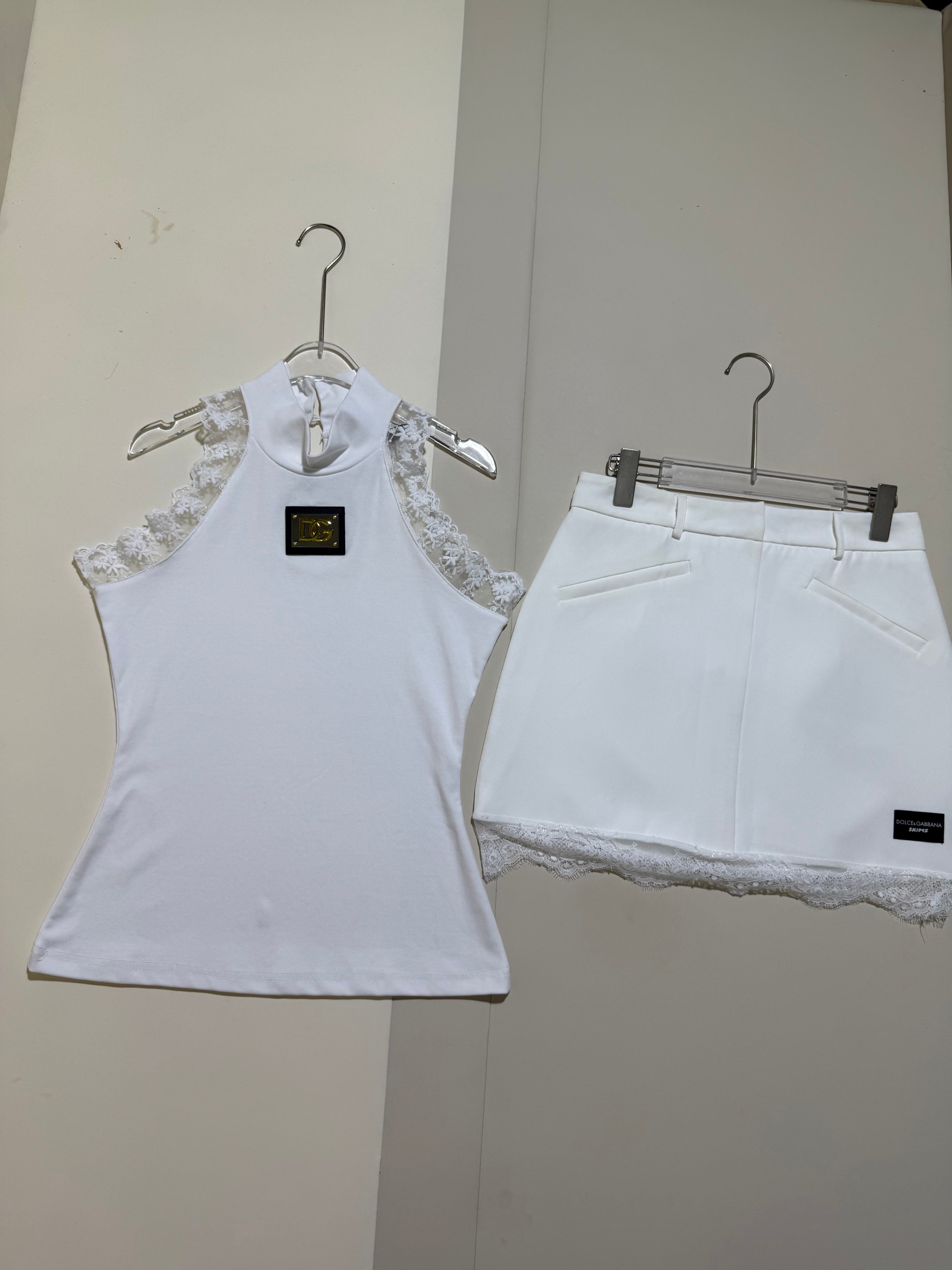 NO:867543,Suit D*G hot style high-end customized hardware logo decoration off-shoulder lace splicing vest niche design fashionable retro pure lust hot girl top high-waisted skirt suit two-piece set.SMLXL,,skirts,19860909套装D*G爆款高级感定制五金徽标装饰露肩蕾丝拼接背心小众设计感时尚穿搭复古纯欲辣妹上衣高腰半裙 套装两件套.SMLXL,,skirts,,Women's clothing
