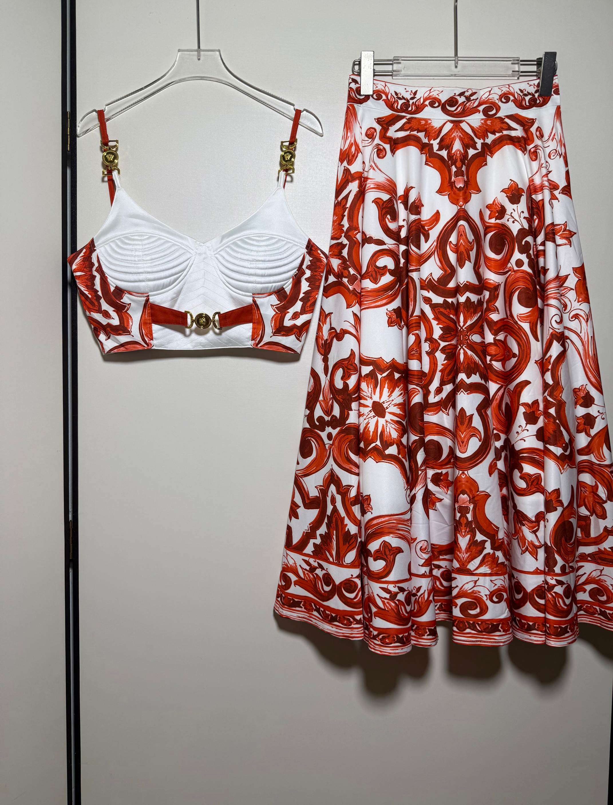 NO:866688,Suit VERSA** Fan*zhe Mediterranean red blue and white porcelain custom metal buckle spliced ​​strapless top + blue and white porcelain skirt two-piece suit. SMLXL, Versace-clothing,versace,versace,skirts,19860909套装VERSA**范*哲 地中海红色青花瓷 定制金属扣 拼接抹胸吊带上衣＋青花瓷半身裙两件套 套装.SMLXL,范思哲-服装,versace,versace,skirts,,Women's clothing