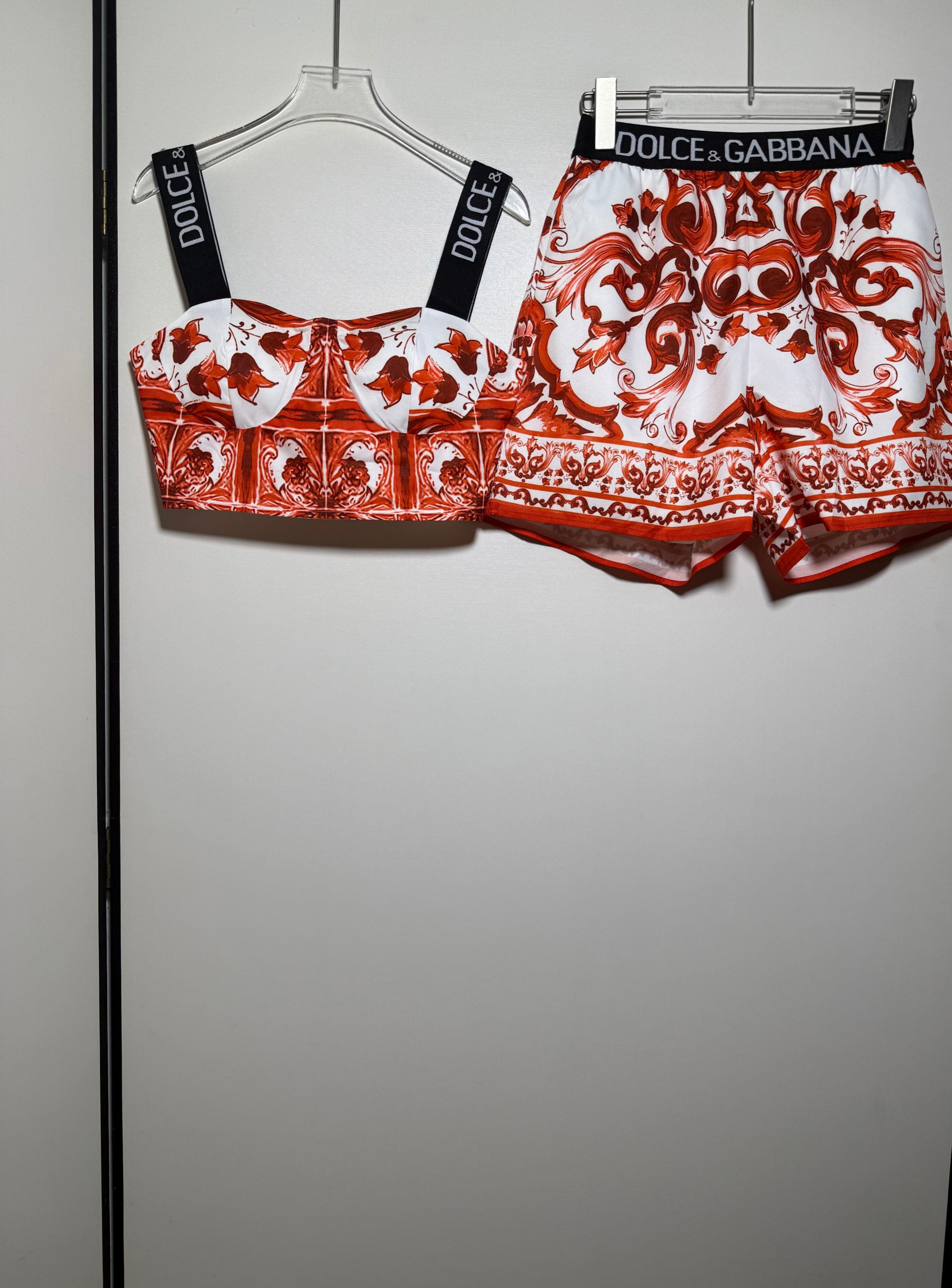 NO:866674,Suit D*G Duggar retro palace style Mediterranean red blue and white porcelain tube top camisole bra top + red flower porcelain casual shorts suit two-piece set .SMLXL, Dolce & Gabbana-clothing, Dolce&Gabbana, shorts,19860909套装D*G杜嘉 复古宫廷风地中海红色青花瓷抹胸吊带背心文胸上衣＋红花瓷休闲短裤 套装两件套 .SMLXL,杜嘉班纳-服装,Dolce&Gabbana,shorts,,Women's clothing