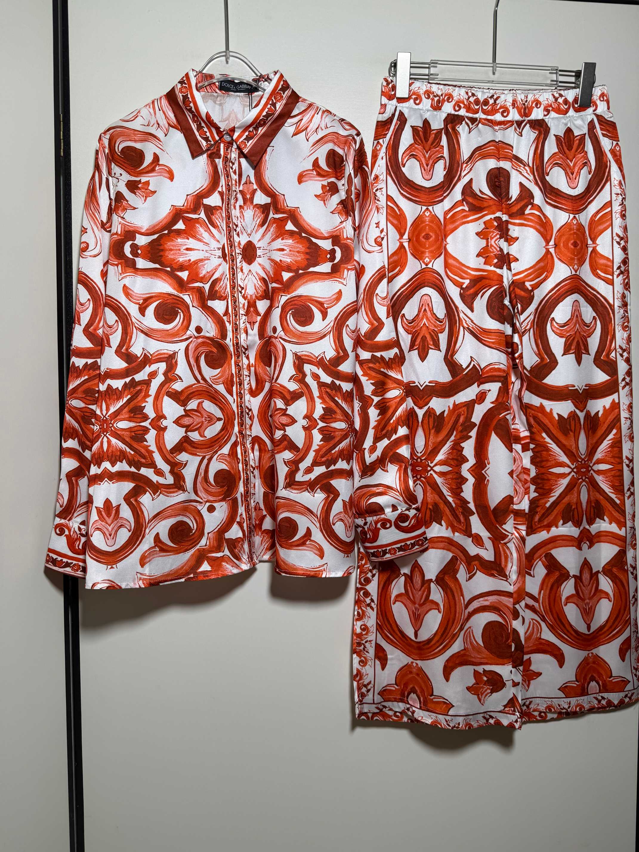 NO:867510,Suit D*G Dolce, retro palace style Mediterranean red blue and white porcelain lapel long-sleeved shirt + red flower porcelain casual trousers, two-piece suit.SMLXL,,Dolce&Gabbana,shirts,19860909套装D*G杜嘉 复古宫廷风地中海红色青花瓷翻领长袖衬衫＋红花瓷休闲长裤 套装两件套 .SMLXL,,Dolce&Gabbana,shirts,,Women's clothing