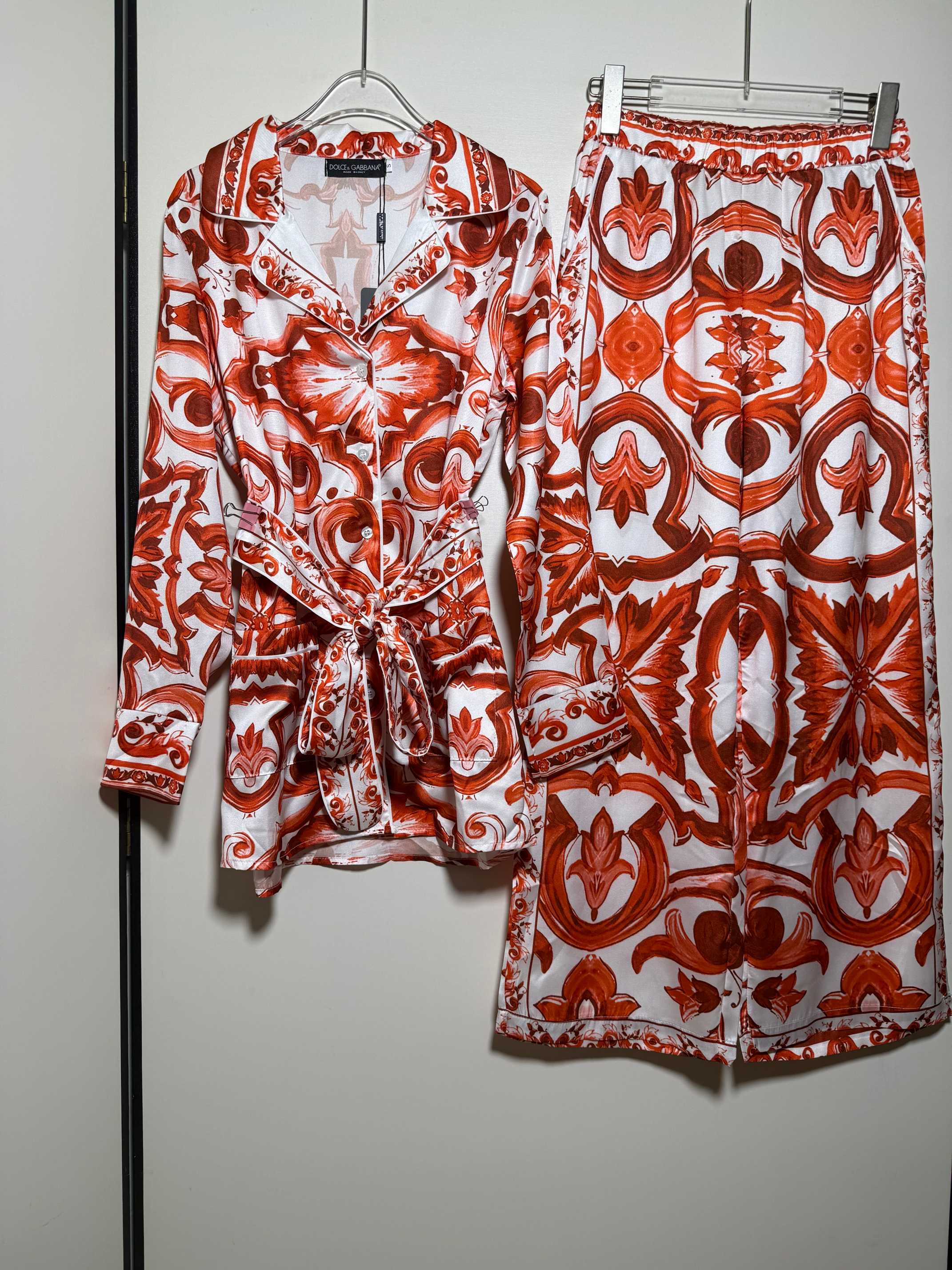 NO:867523,Suit D*G Dolce, retro palace style Mediterranean red blue and white porcelain lapel belted long-sleeved shirt + red flower porcelain casual trousers, two-piece suit.SMLXL,,Dolce&Gabbana,shirts,19860909套装D*G杜嘉 复古宫廷风地中海红色青花瓷翻领系腰带长袖衬衫＋红花瓷休闲长裤 套装两件套 .SMLXL,,Dolce&Gabbana,shirts,,Women's clothing