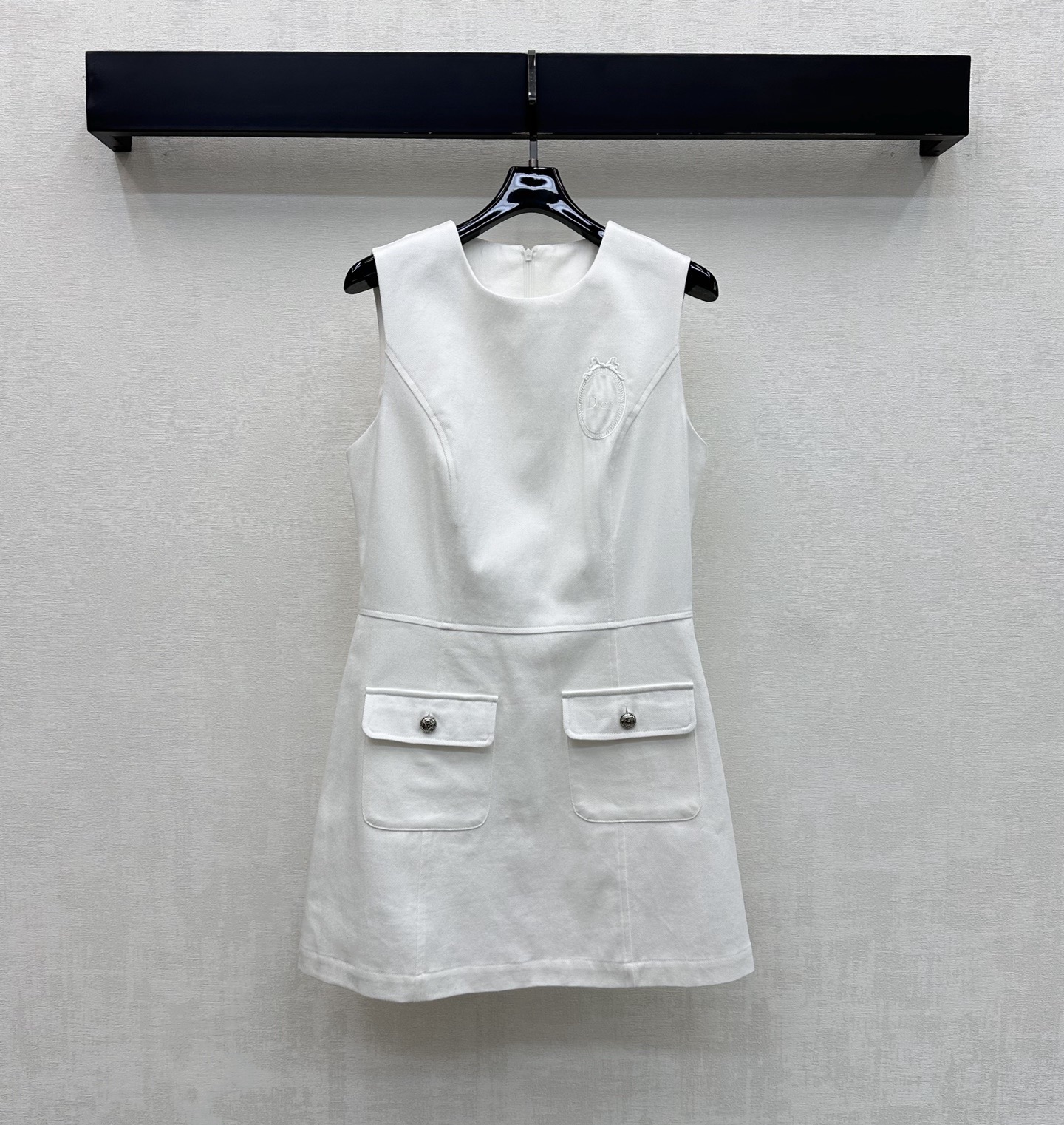 NO:876222,DIO* embroidered badge logo dress, twill cotton denim fabric, wide and stylish. SML,, dior, skirts,19860909DIO*刺绣徽章标连衣裙 斜纹棉牛仔面料,版型挺阔有型.SML,,dior,skirts,,Women's clothing