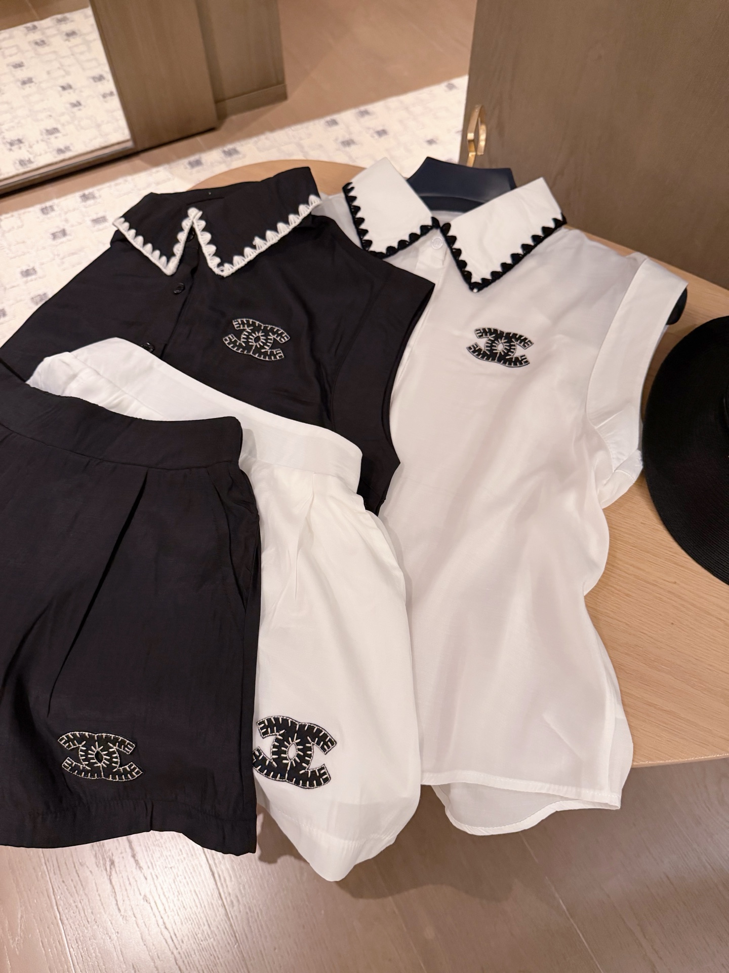 NO:876153,Suit Xiaoxiang second-hand custom-made hand-sewn double C special line sleeveless shirt and shorts suit.SML,,shorts,19860909套装小香中古定制手缝双C专机线无袖衬衣短裤套装.SML,,shorts,,Women's clothing