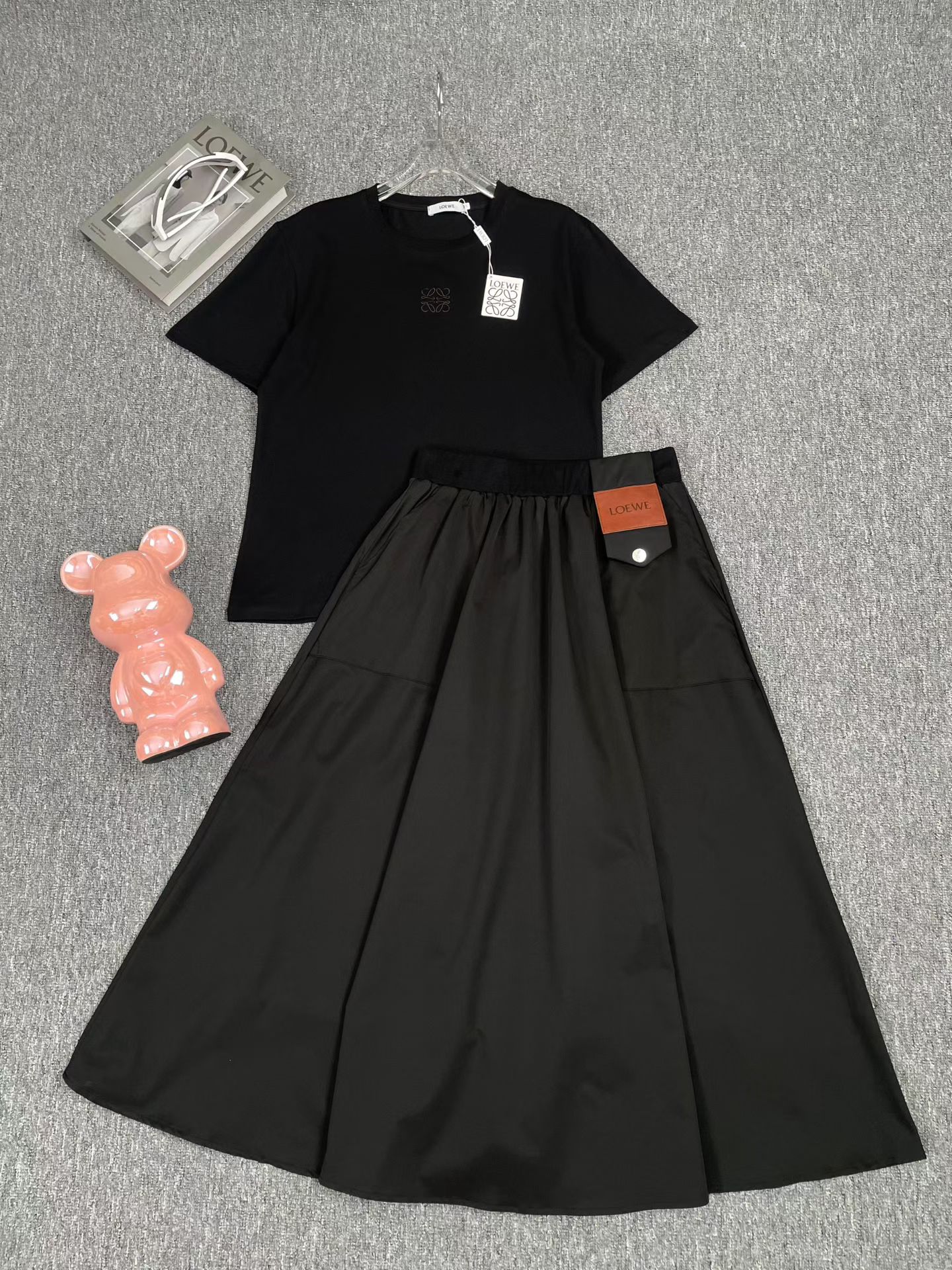 NO:866614,Suit LOEW* new embroidered logo short-sleeved T-shirt with leather brand decoration high-waisted skirt, two-piece suit. SMLXL, Maxmara-clothing, loewe, skirts, T-shirt, tees, t-shirt,19860909套装LOEW*新款刺绣徽标短袖T恤皮牌装饰高腰半身裙 套装两件套.SMLXL,麦丝玛拉-服装,loewe,skirts,T-shirt,tees，t-shirt,,Women's clothing
