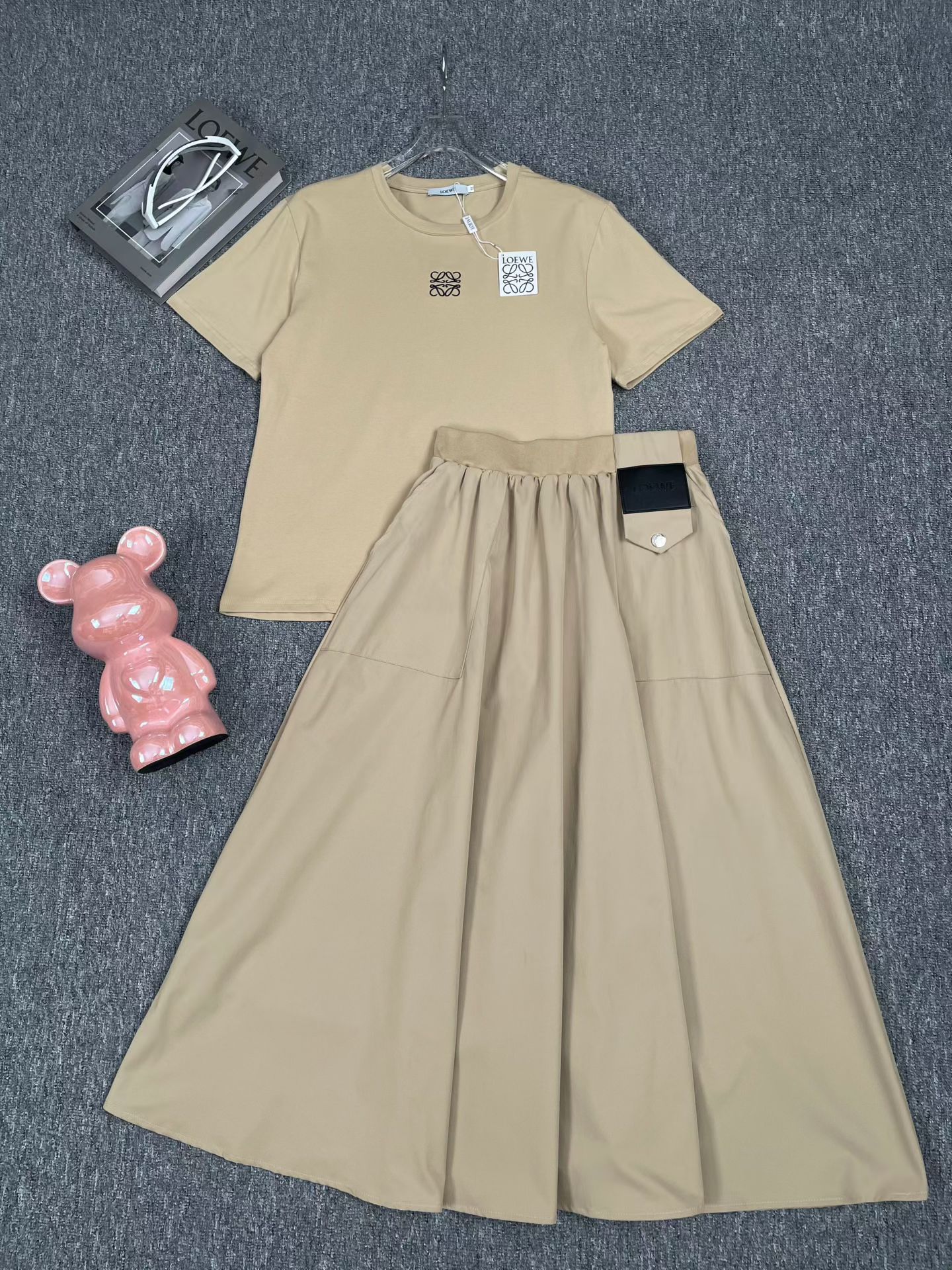 NO:876172,Suit LOEW* new embroidered logo short-sleeved T-shirt with leather tag decoration high-waisted skirt, two-piece suit.SMLXL,,loewe,skirts,T-shirt,tees,t-shirt,19860909套装LOEW*新款刺绣徽标短袖T恤皮牌装饰高腰半身裙 套装两件套.SMLXL,,loewe,skirts,T-shirt,tees，t-shirt,,Women's clothing