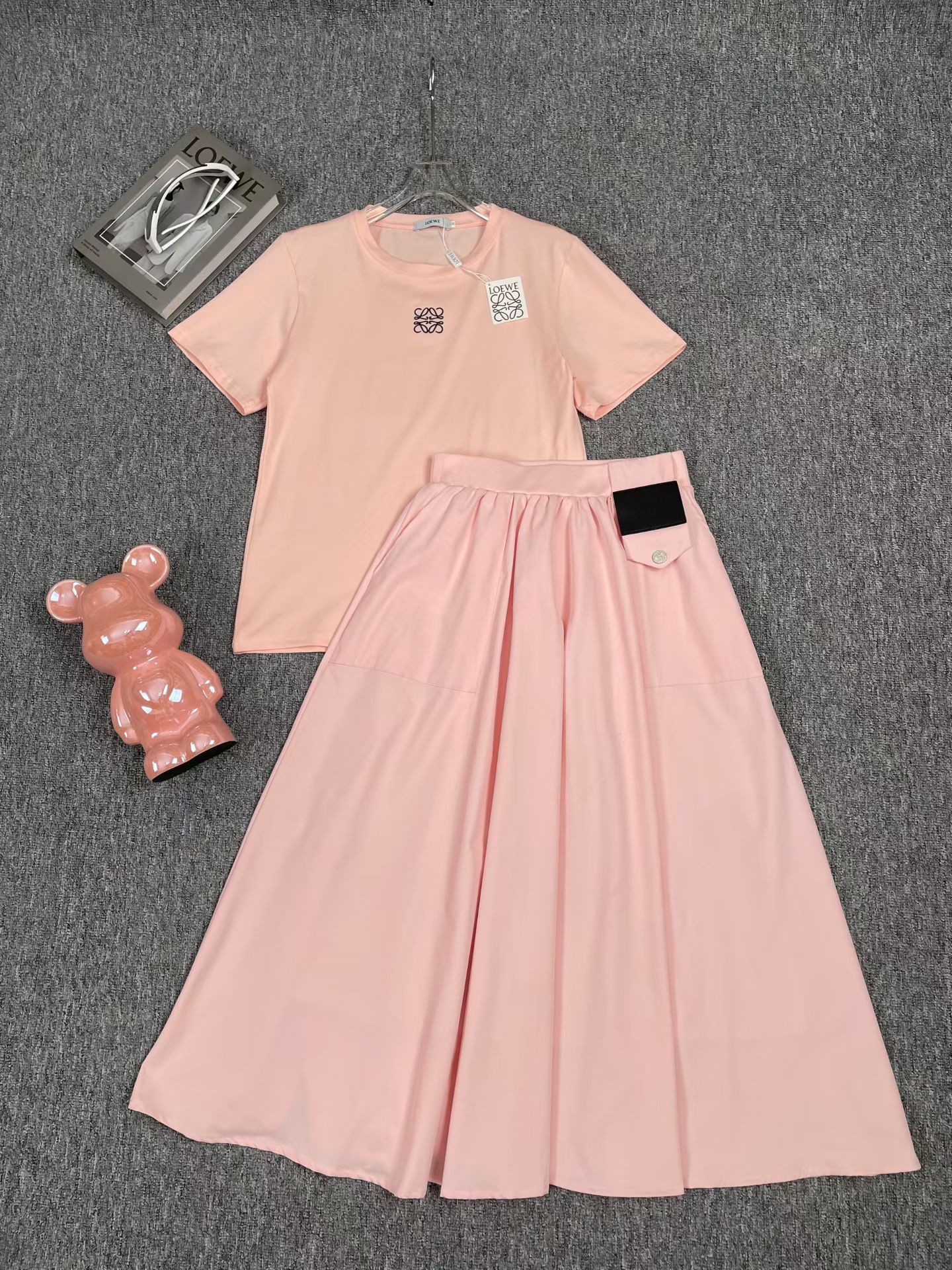 NO:876179,Suit LOEW* new embroidered logo short-sleeved T-shirt with leather tag decoration high-waisted skirt, two-piece suit.SMLXL,,loewe,skirts,T-shirt,tees,t-shirt,19860909套装LOEW*新款刺绣徽标短袖T恤皮牌装饰高腰半身裙 套装两件套.SMLXL,,loewe,skirts,T-shirt,tees，t-shirt,,Women's clothing