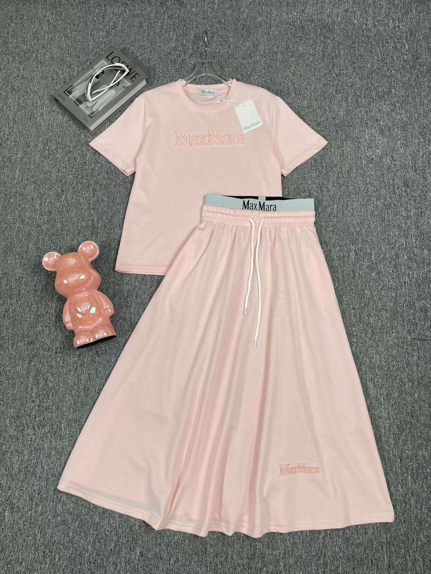 NO:876188,Suit M ax Ma** new embroidered logo short-sleeved T-shirt double waist high waist skirt suit two-piece set.SMLXL,,skirts,T-shirt,tees,t-shirt,19860909套装M ax Ma**新款刺绣徽标短袖T恤双腰头高腰半身裙 套装两件套.SMLXL,,skirts,T-shirt,tees，t-shirt,,Women's clothing