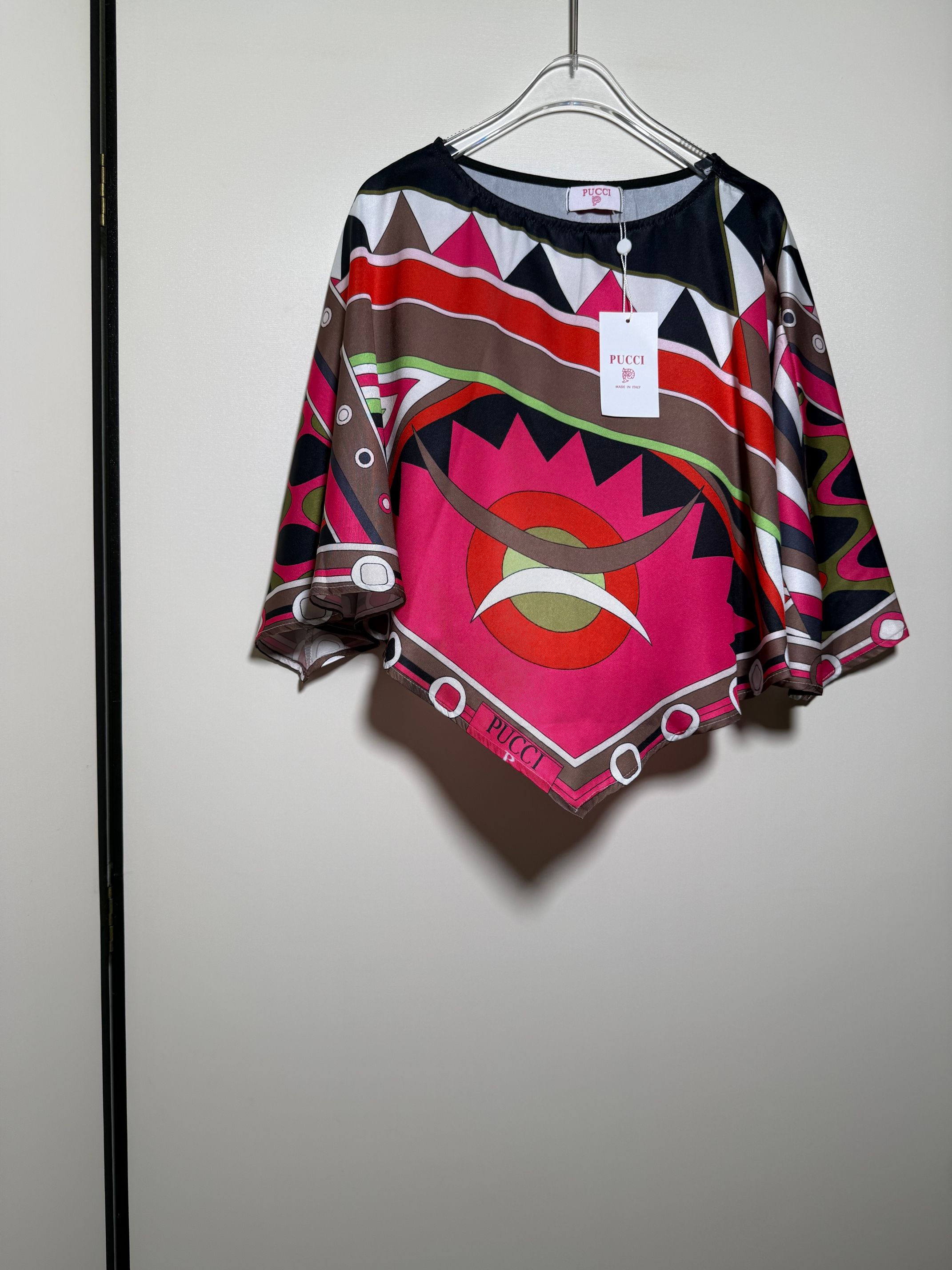 NO:877287,PUCC* popular colorful geometric pattern printed thin bat-sleeve blouse top.SMLXL,,19860909PUCC*爆款彩色几何图案印花薄款蝙蝠袖罩衫上衣.SMLXL,,,Women's clothing
