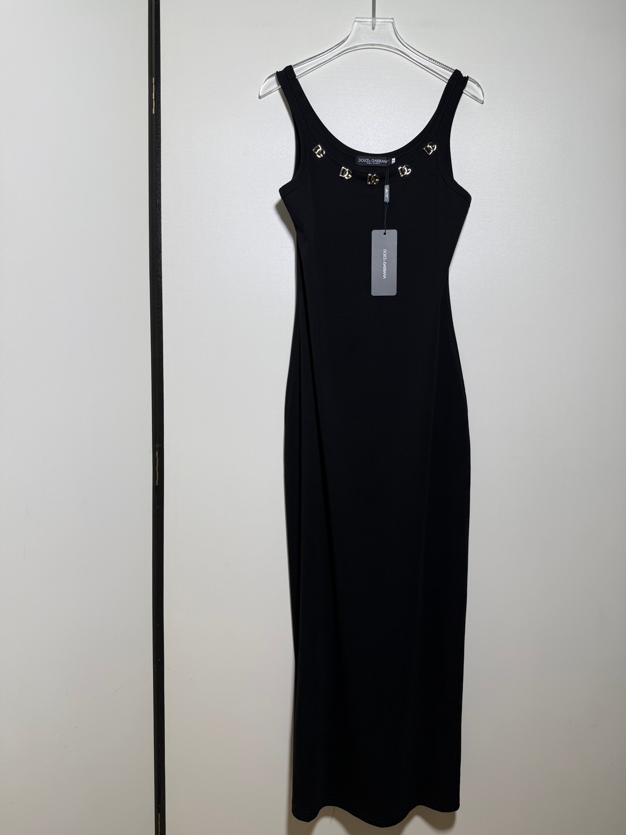 NO:866671,D*G popular metal buckle neckline draped stretch cotton slim fit waist slim sleeveless tank top long dress.SMLXL, Dolce & Gabbana-clothing, Dolce&Gabbana, skirts,19860909D*G 爆款金属扣饰领口垂感弹力棉修身收腰显瘦无袖背心裙长款连衣裙.SMLXL,杜嘉班纳-服装,Dolce&Gabbana,skirts,,Women's clothing
