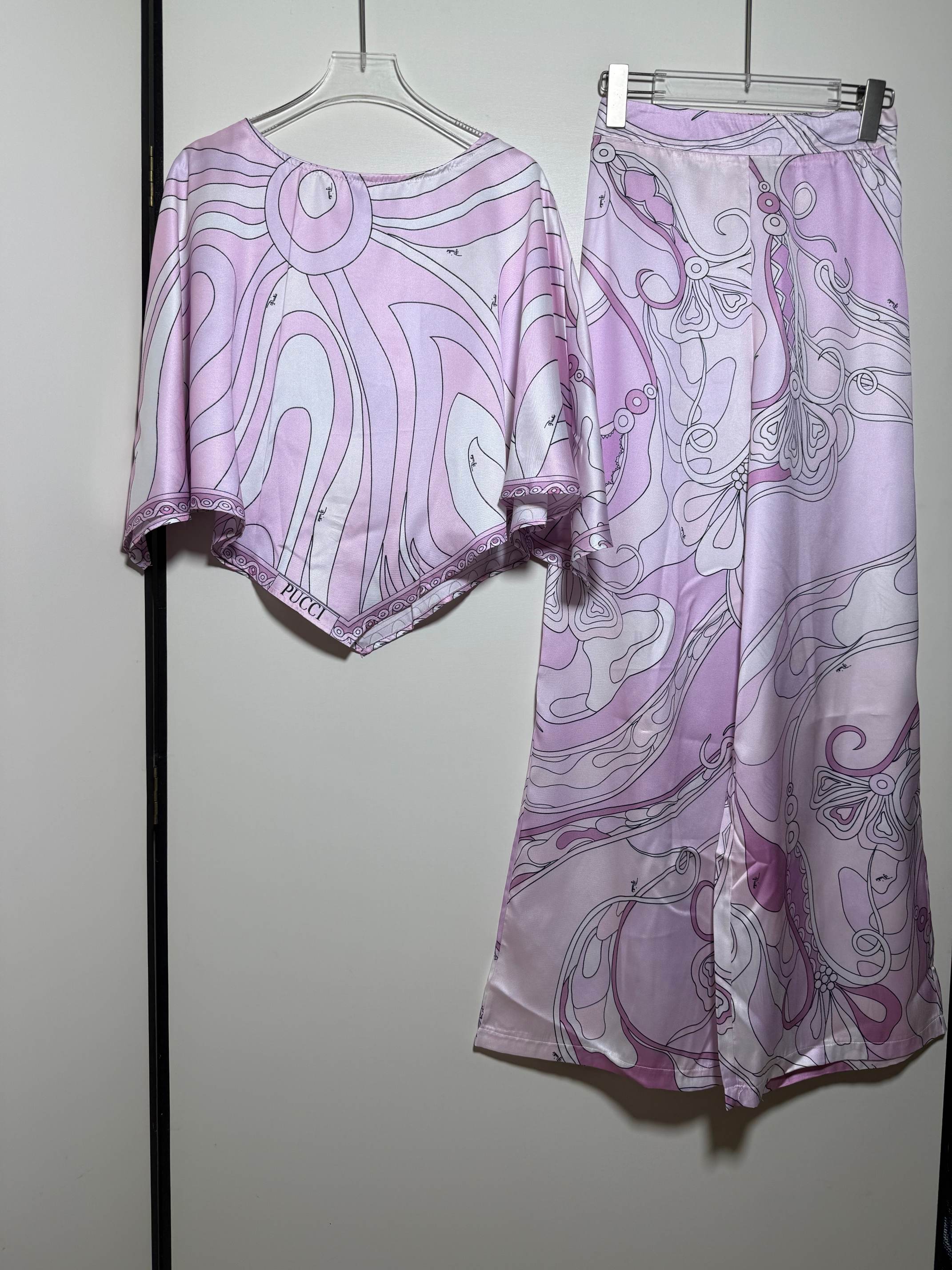 NO:866632,Suit PUCC's latest multi-color geometric swirl print blouse and printed trousers, two-piece suit. SMLXL, women's clothing,19860909套装PUCC*新款多色几何漩涡印花罩衫印花长裤 套装两件套.SMLXL,女装,,Women's clothing