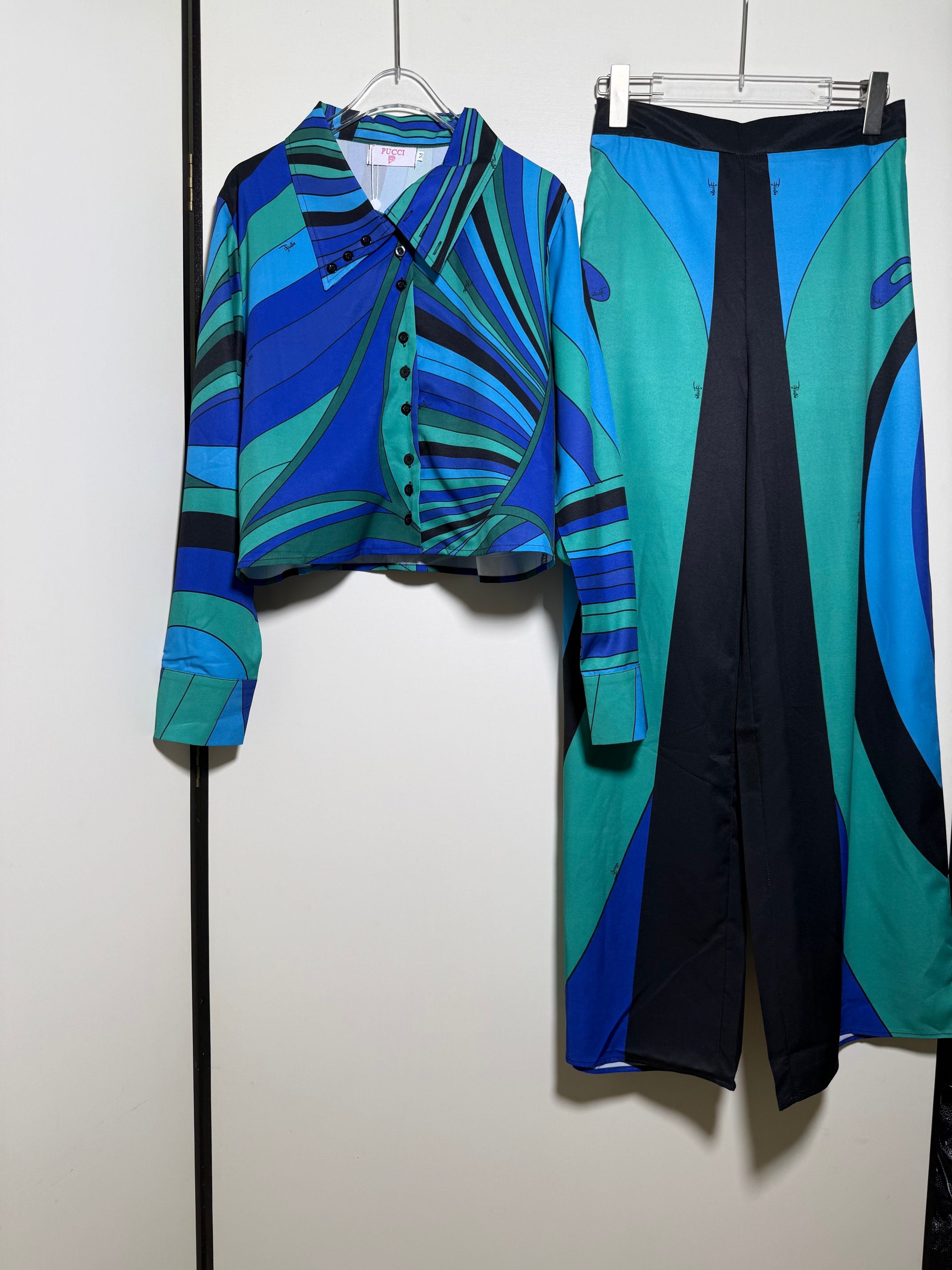 NO:866603,Suit PUCC's latest multi-color geometric swirl printed lapel long-sleeved shirt + casual wide-leg trousers, two-piece suit. SMLXL, women's clothing, shirts,19860909套装PUCC*新款多色几何漩涡印花翻领长袖衬衫＋休闲阔腿长裤 套装两件套.SMLXL,女装,shirts,,Women's clothing