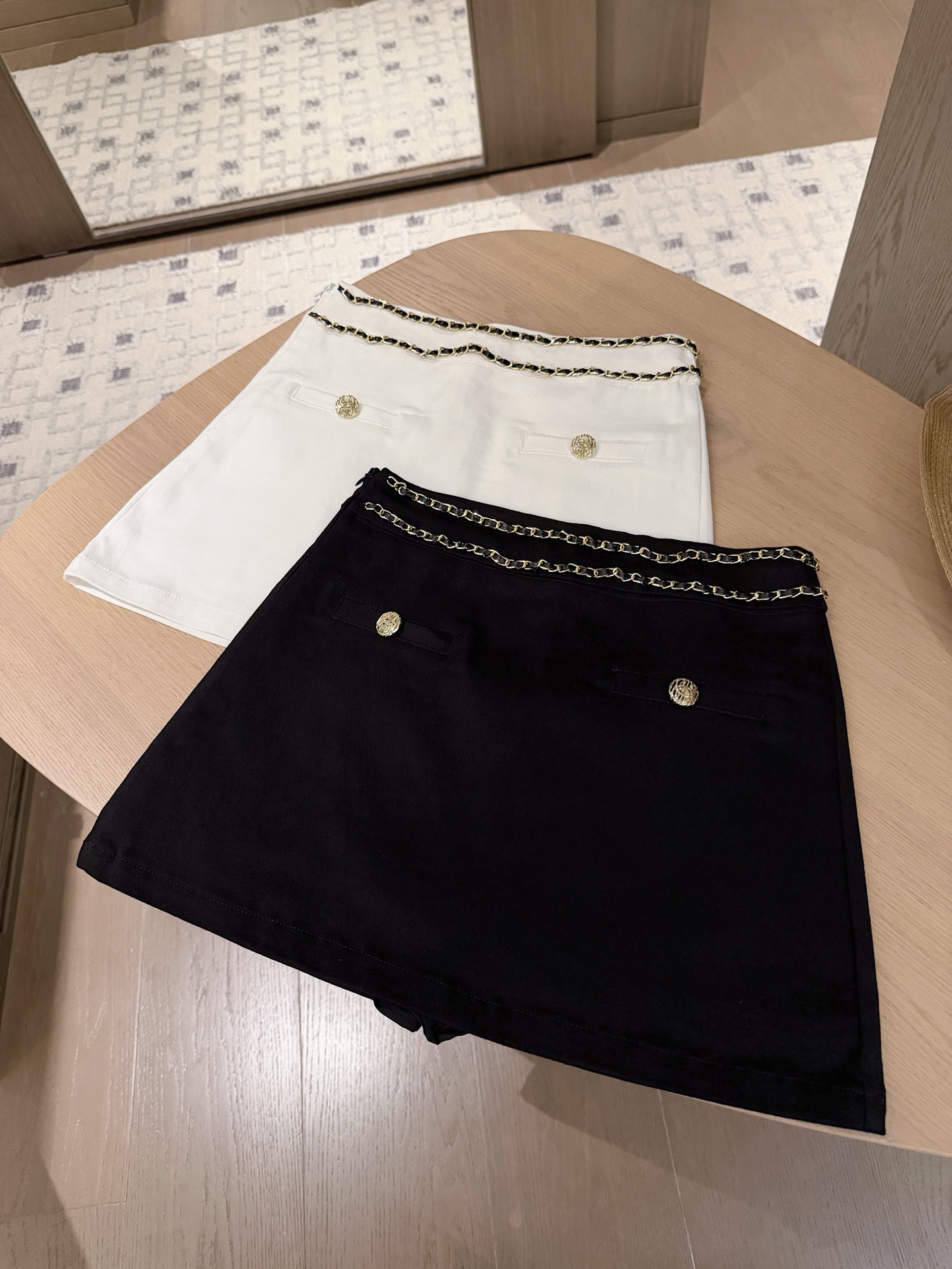 NO:877902,T-shirt, skirt, exquisite embroidery, slim short-sleeved T-hand-stitched metal chain skirt suit.SML,,skirts,T-shirt,tees,t-shirt,19860909T恤 半裙小香精致刺绣显瘦短袖T手缝金属链条短裙套装.SML,,skirts,T-shirt,tees，t-shirt,,Women's clothing
