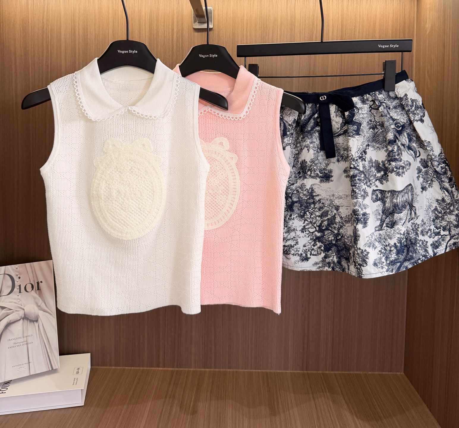 NO:866521,DIO* super sweet set doll collar appliqué lace water-soluble sleeveless vest jungle zoo print web skirt suit two-piece set.SML skirt, Dior-clothing, dior, dior, skirts,19860909DIO*超级甜美一套 娃娃领贴花蕾丝水溶无袖背心丛林动物园印花织带半身裙 套装两件套.SML 半裙,迪奥-服装,dior,dior,skirts,,Women's clothing