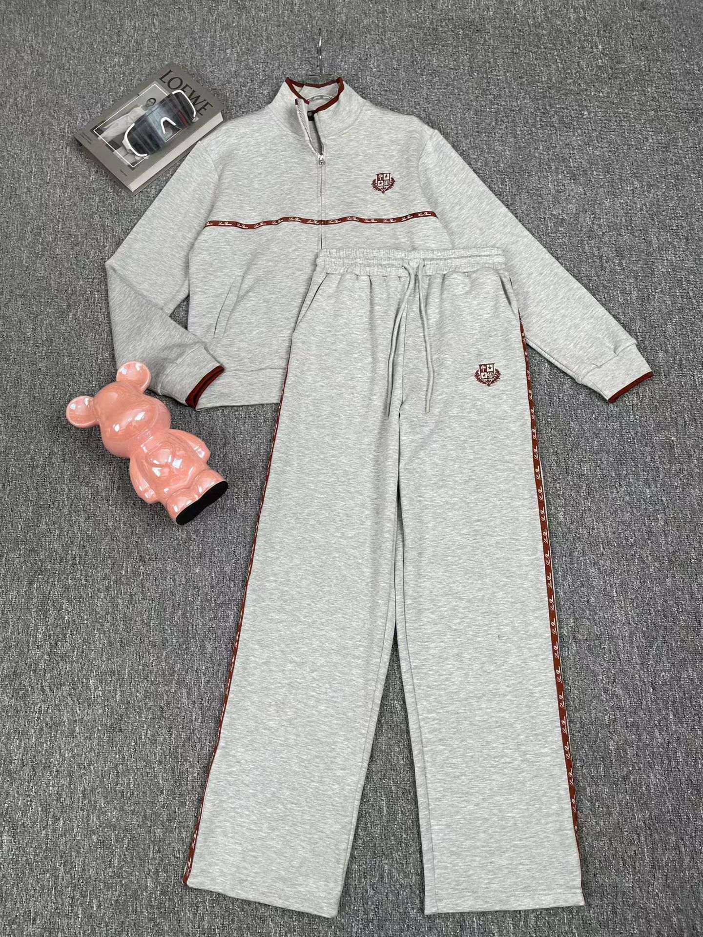 NO:866579,Suit New Classic Fashion Versatile Zippered Long Sleeve Sweater Jacket Embroidered Badge Drawstring Elastic Waist Casual Pants Casual Sports Suit Two Piece Set.SMLXL, women's clothing, hoodie, sweatshirts, jackets & coats,19860909套装新款经典时髦百搭拉链式长袖卫衣外套刺绣徽章抽绳松紧腰休闲长裤 休闲运动套装两件套.SMLXL,女装,hoodie,sweatshirts,jackets & coats,,Women's clothing