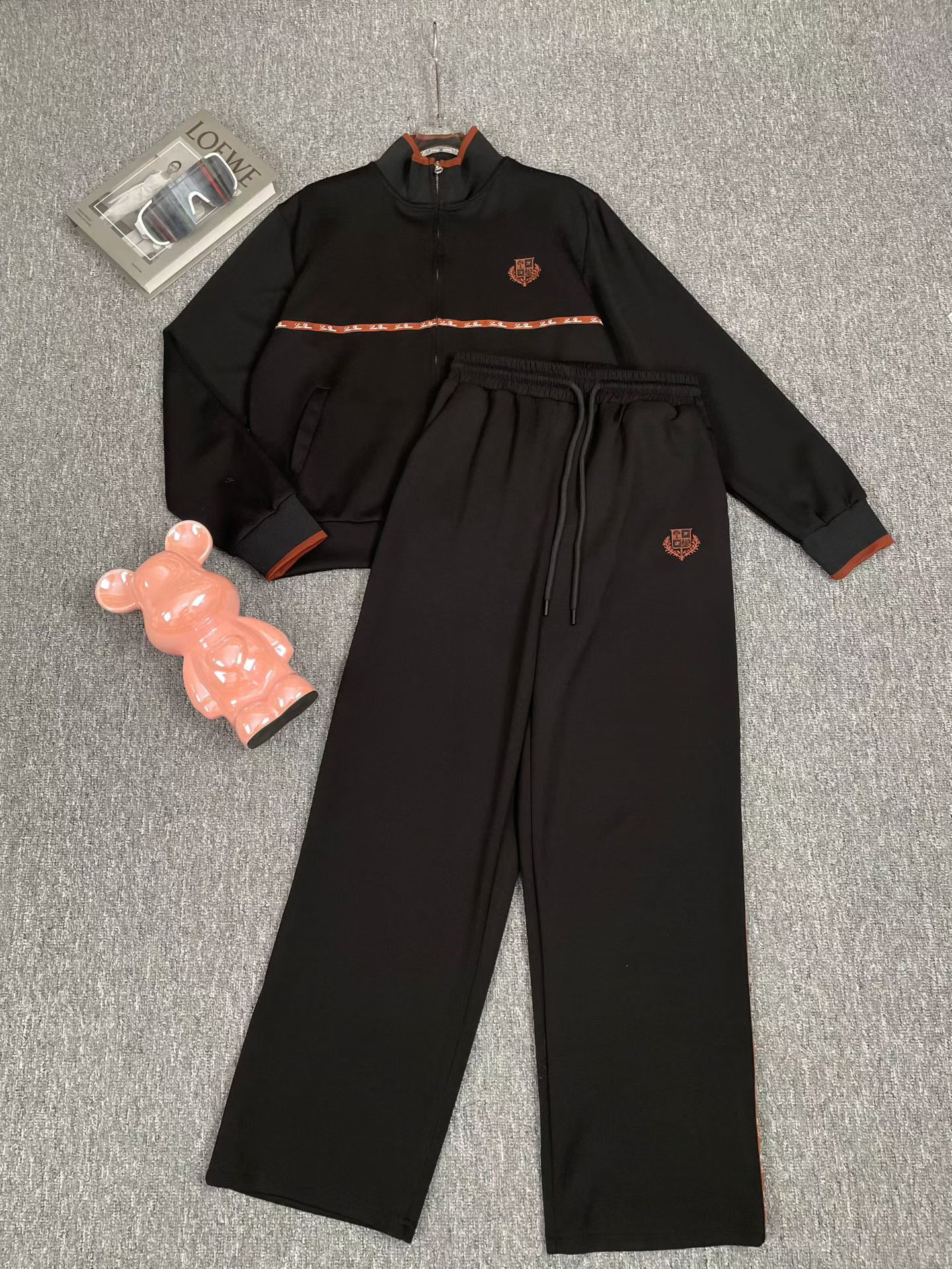 NO:878793,Suit New Classic Fashion Versatile Zippered Long Sleeve Sweater Jacket Embroidered Badge Drawstring Elastic Waist Casual Pants Casual Sports Suit Two-piece Set.SMLXL,,hoodie,sweatshirts,jackets & coats,19860909套装新款经典时髦百搭拉链式长袖卫衣外套刺绣徽章抽绳松紧腰休闲长裤 休闲运动套装两件套.SMLXL,,hoodie,sweatshirts,jackets & coats,,Women's clothing