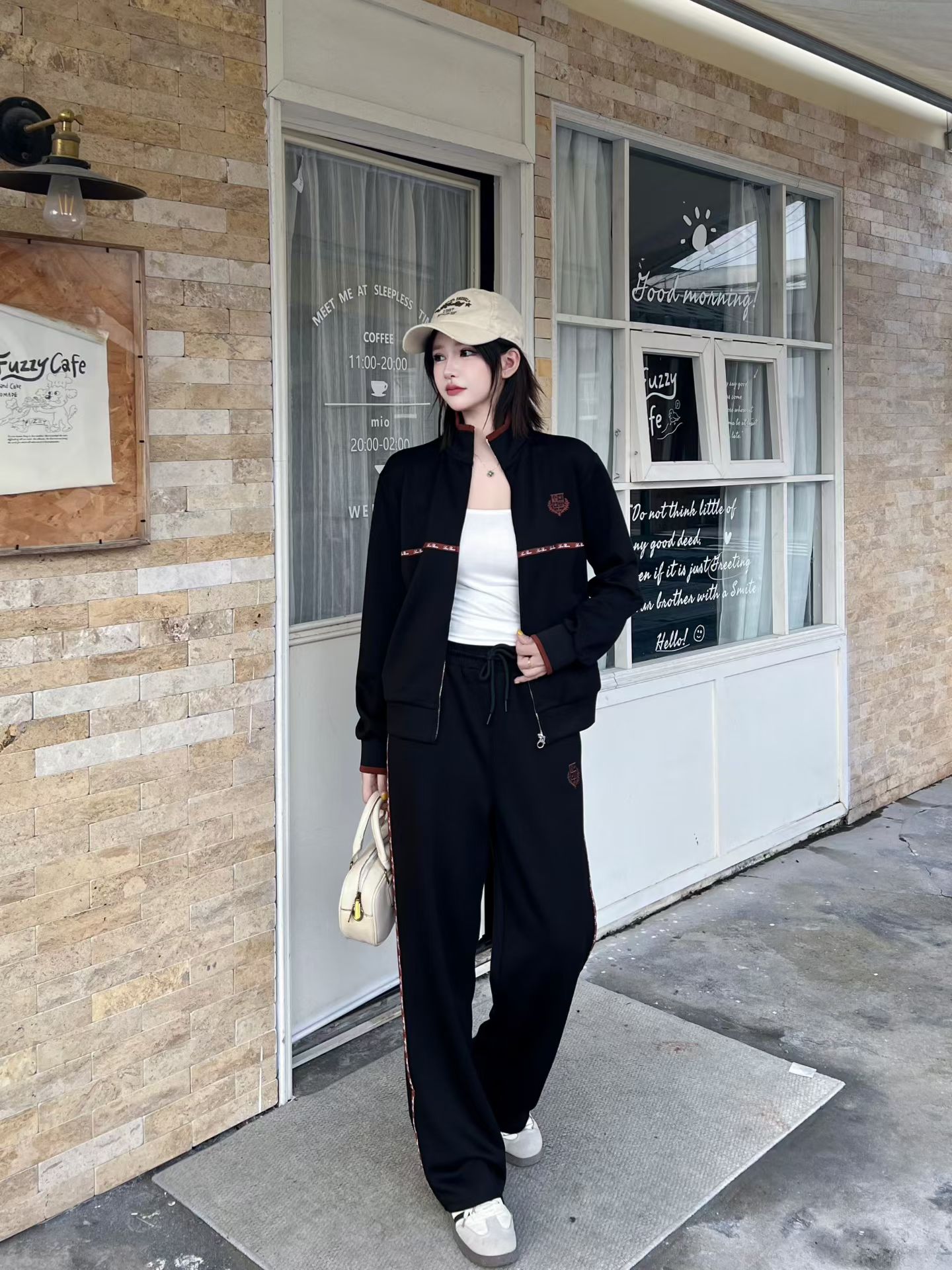 NO:949230,Suit new classic fashionable versatile zippered long-sleeved sweatshirt jacket embroidered badge drawstring elastic waist casual trousers casual sports suit two-piece set.SMLXL,,hoodie,sweatshirts,jackets & coats,19860909套装新款经典时髦百搭拉链式长袖卫衣外套刺绣徽章抽绳松紧腰休闲长裤 休闲运动套装两件套.SMLXL,,hoodie,sweatshirts,jackets & coats,,Women's clothing