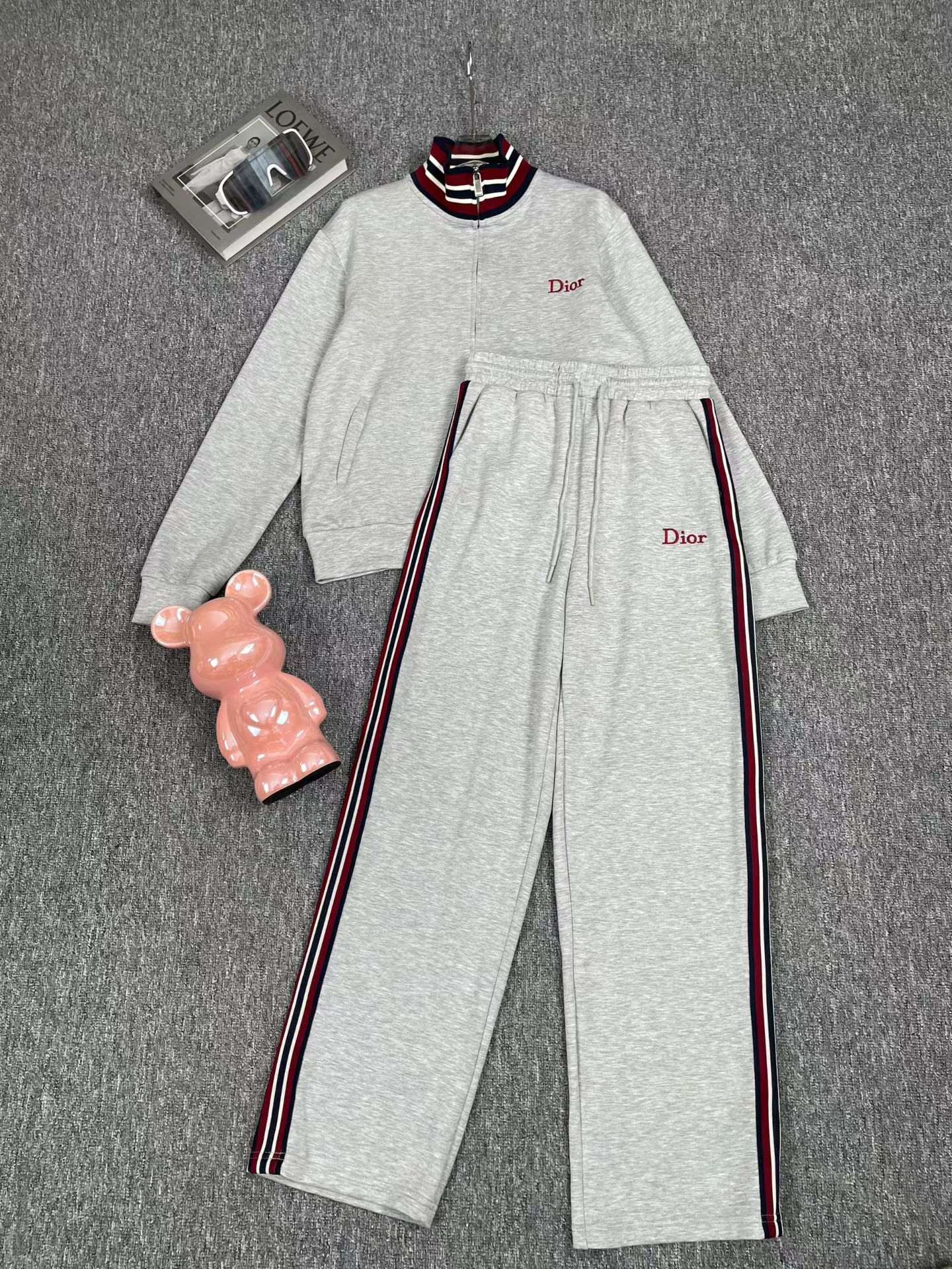 NO:866569,Suit Dio* new classic fashionable versatile zipper style long-sleeved color-blocked ribbed collar sweatshirt jacket drawstring elastic waist casual trousers two-piece casual sports suit set. SMLXL, Dior-clothing, dior, dior, hoodie, sweatshirts, jackets & coats,19860909套装Dio*新款经典时髦百搭拉链式长袖拼色螺纹领口卫衣外套抽绳松紧腰休闲长裤 休闲运动套装两件套.SMLXL,迪奥-服装,dior,dior,hoodie,sweatshirts,jackets & coats,,Women's clothing