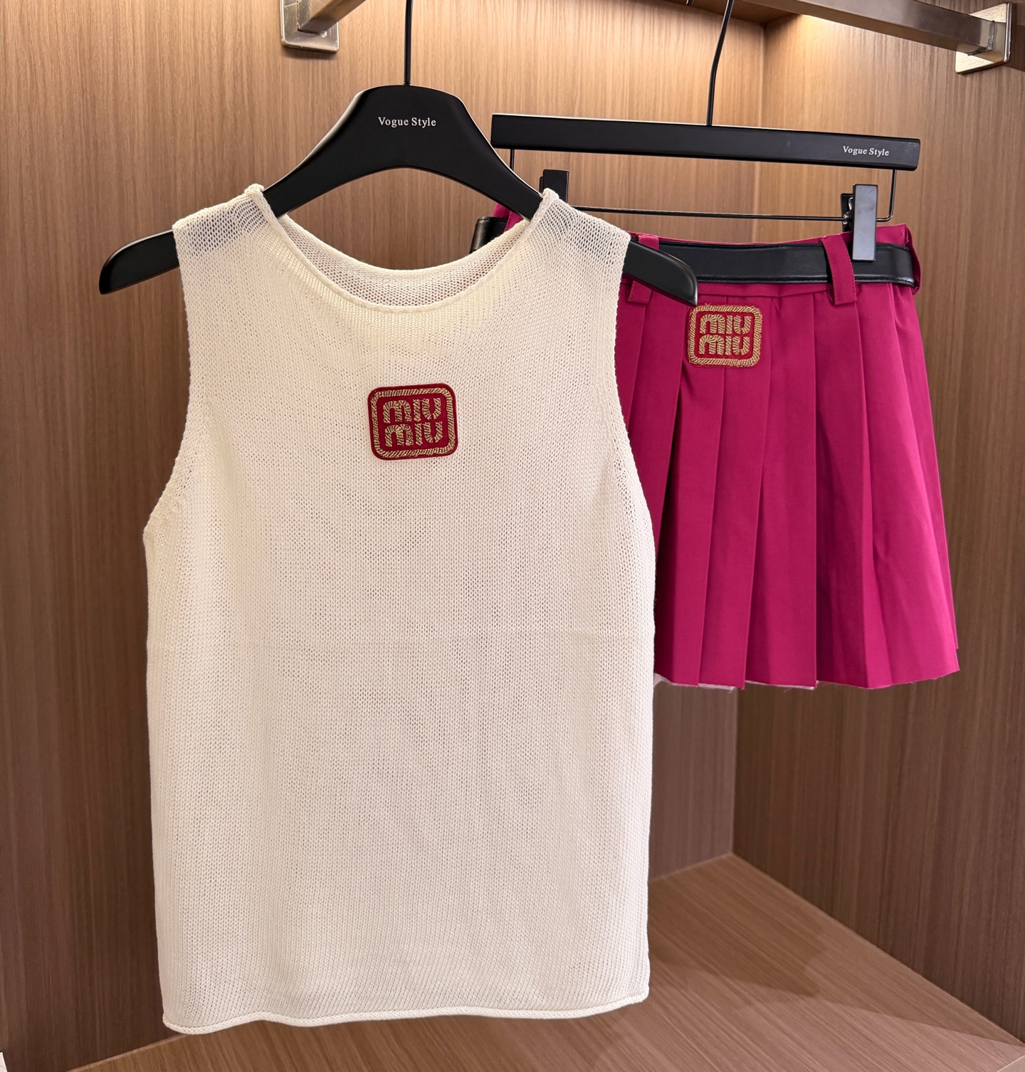 NO:886505,Suit MIUMI* gold thread contrasting color embroidered letters knitted vest age-reducing pleated skirt belt three-piece set.SML,,miumiu,skirts,19860909套装MIUMI*金线撞色刺绣字母针织背心减龄百褶裙腰带三件套.SML,,miumiu,skirts,,Women's clothing