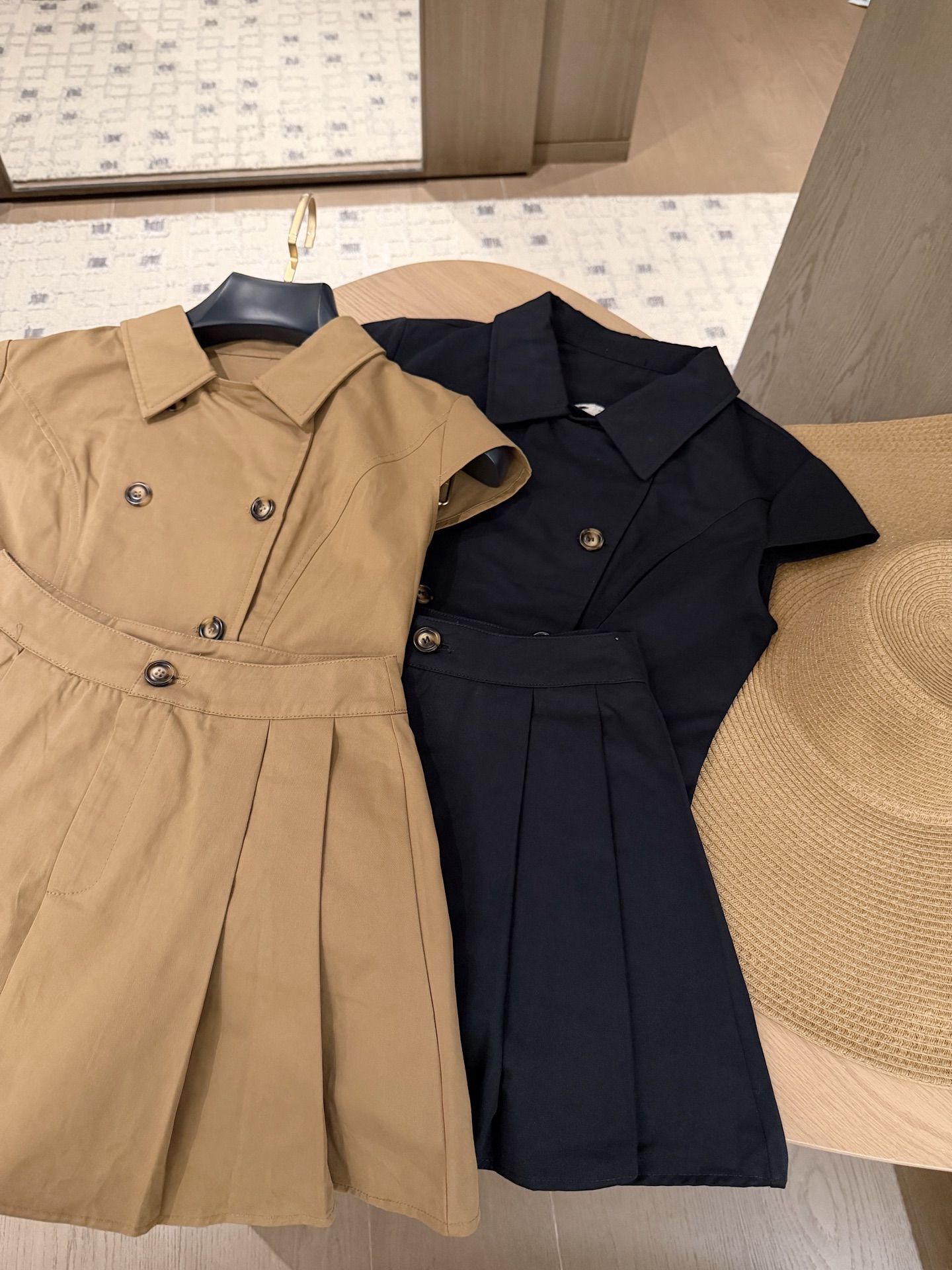 NO:886515,Suit BURB*RR*Exquisite slimming short-sleeved jacket and pleated skirt suit.SML,,burberry,skirts,jackets & coats,T-shirt,19860909套装BURB*RR*精致显瘦短袖外套百褶短裙套装.SML,,burberry,skirts,jackets & coats,T-shirt,,Women's clothing