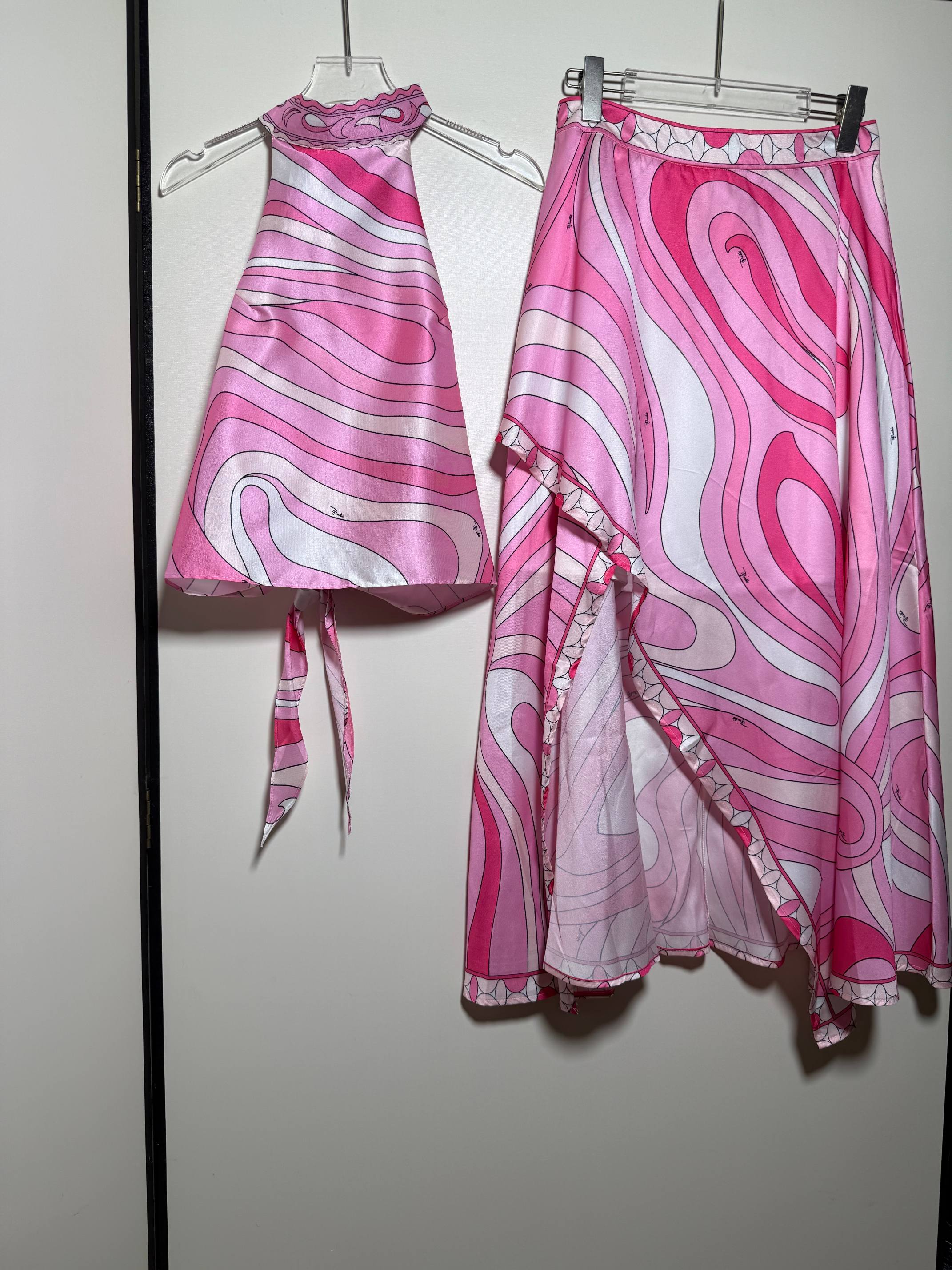 NO:886544,Suit new multi-color geometric swirl printed silk scarf-style strap bow backless top slit high waist skirt suit two-piece set.SMLXL,,skirts,19860909套装新款多色几何漩涡印花丝巾式绑带蝴蝶结露背上衣开衩高腰半裙 套装两件套.SMLXL,,skirts,,Women's clothing