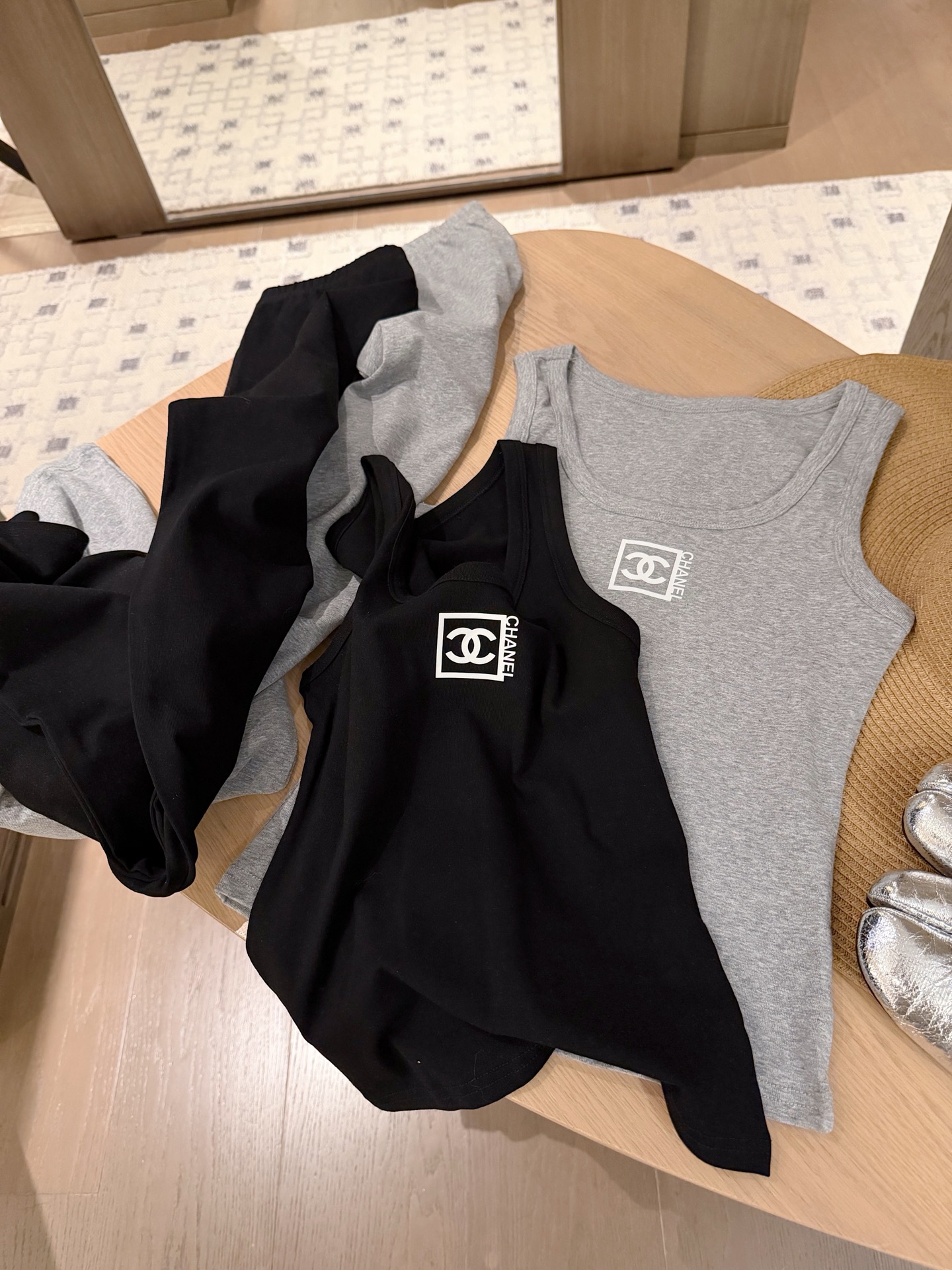 NO:886547,Suit Xiaoxiang second-hand vest and straight trousers suit~~A must-have set for leisure and vacation, full of laziness.SML,,19860909套装小香中古背心直筒长裤套装～～休闲度假必备的一套 慵懒感十足.SML,,,Women's clothing