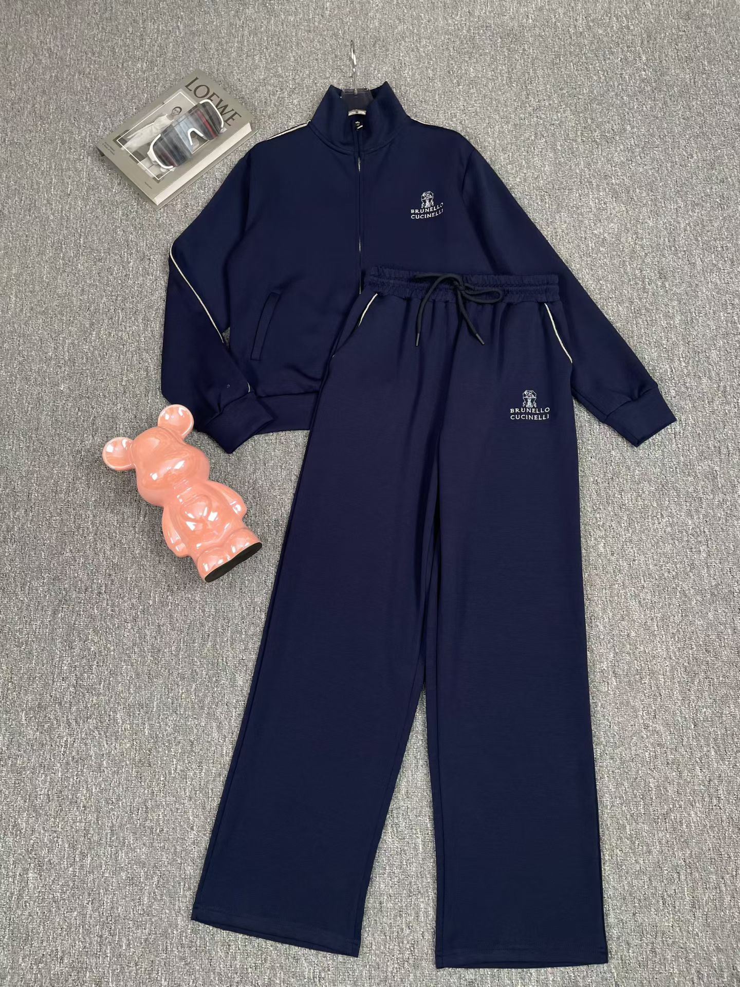 NO:890359,Suit new classic fashionable versatile zippered long-sleeved embroidered logo letter sweatshirt jacket drawstring elastic waist casual trousers casual sports suit two-piece set.SMLXL,,hoodie,sweatshirts,jackets & coats,19860909套装新款经典时髦百搭拉链式长袖刺绣徽标字母卫衣外套抽绳松紧腰休闲长裤 休闲运动套装两件套.SMLXL,,hoodie,sweatshirts,jackets & coats,,Women's clothing