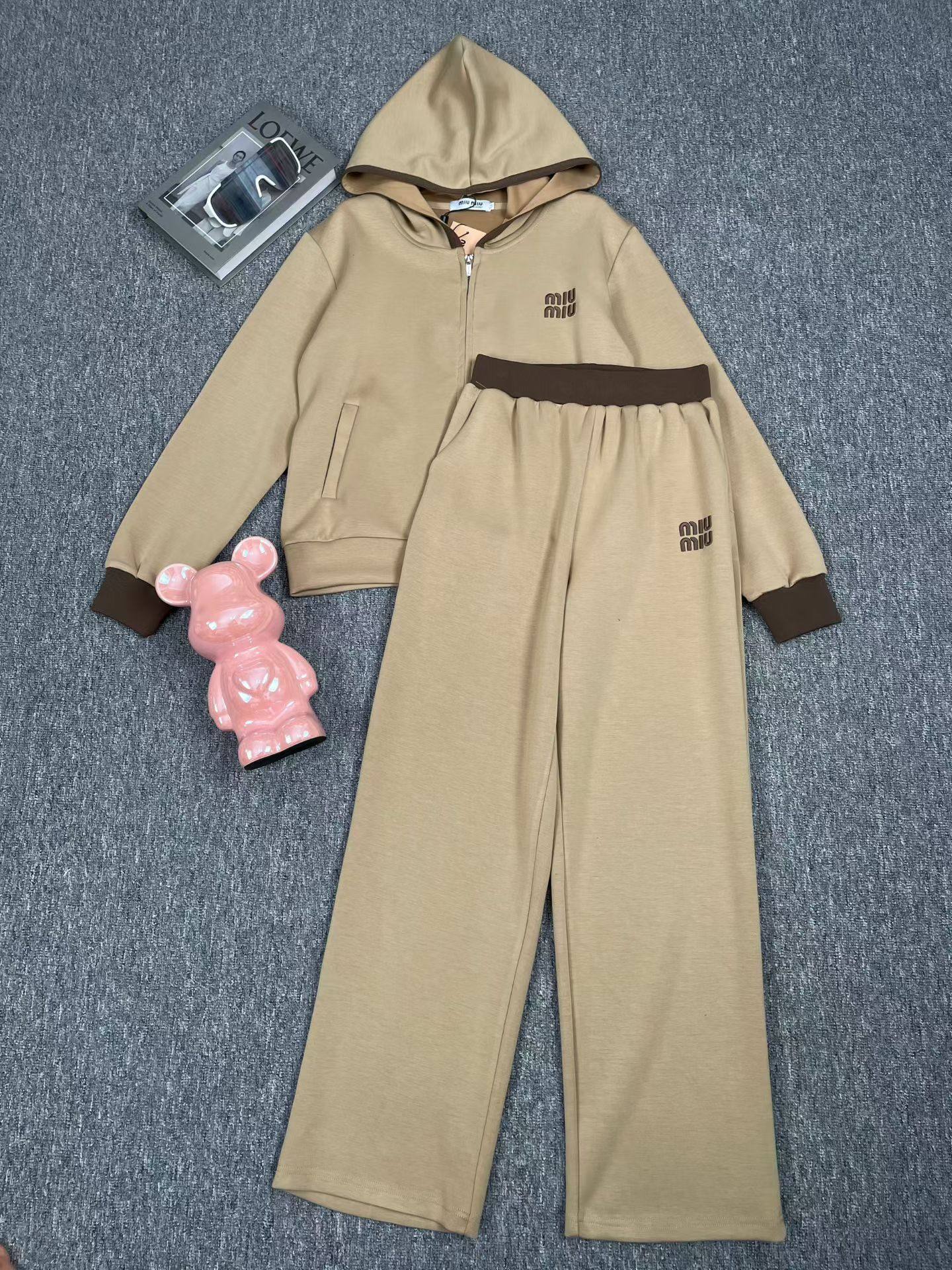 NO:890316,Suit Miu mi* new classic fashionable versatile zipper long sleeves embroidered logo letters contrasting color hooded sweatshirt jacket drawstring elastic waist casual trousers two-piece casual sports suit set.SMLXL,,miumiu,hoodie,sweatshirts,jackets & coats,hats,19860909套装Miu mi*新款经典时髦百搭拉链式长袖刺绣徽标字母撞色连帽卫衣外套抽绳松紧腰休闲长裤 休闲运动套装两件套.SMLXL,,miumiu,hoodie,sweatshirts,jackets & coats,hats,,Women's clothing
