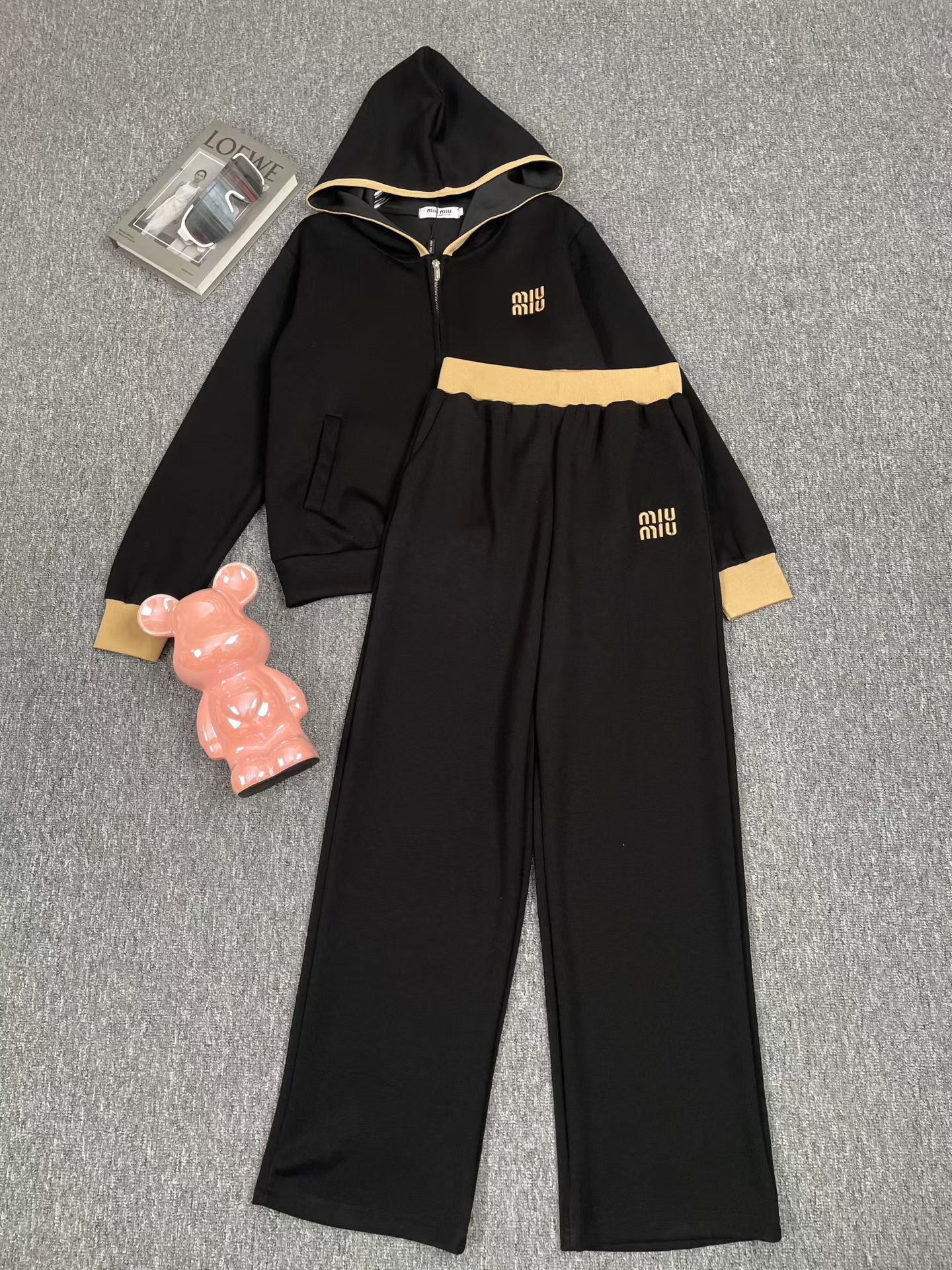 NO:890320,Suit Miu mi* new classic fashionable versatile zipper long sleeves embroidered logo letters contrasting color hooded sweatshirt jacket drawstring elastic waist casual trousers two-piece casual sports suit set.SMLXL,,miumiu,hoodie,sweatshirts,jackets & coats,hats,19860909套装Miu mi*新款经典时髦百搭拉链式长袖刺绣徽标字母撞色连帽卫衣外套抽绳松紧腰休闲长裤 休闲运动套装两件套.SMLXL,,miumiu,hoodie,sweatshirts,jackets & coats,hats,,Women's clothing